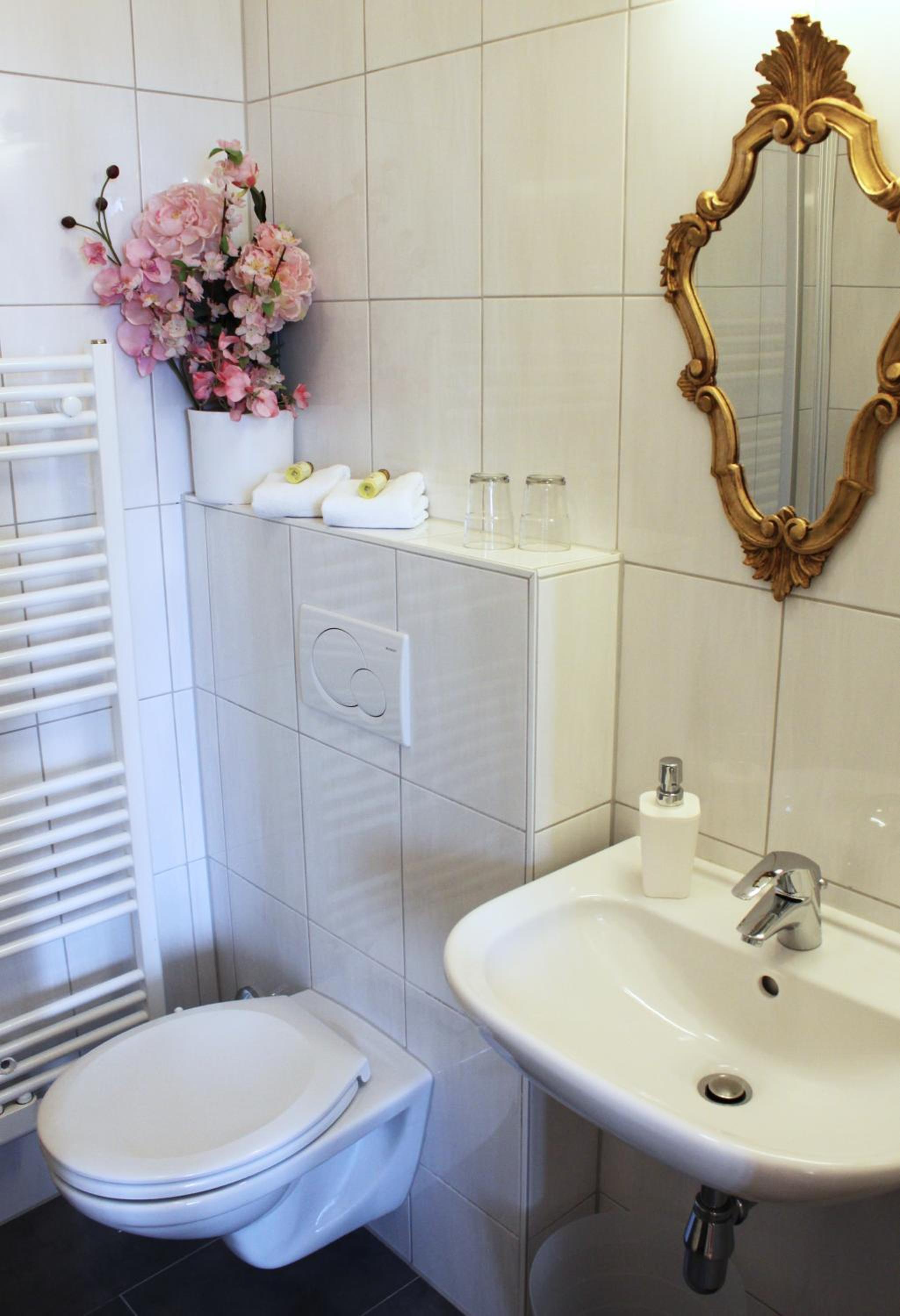 Double Room with Private Bathroom - Photo 3