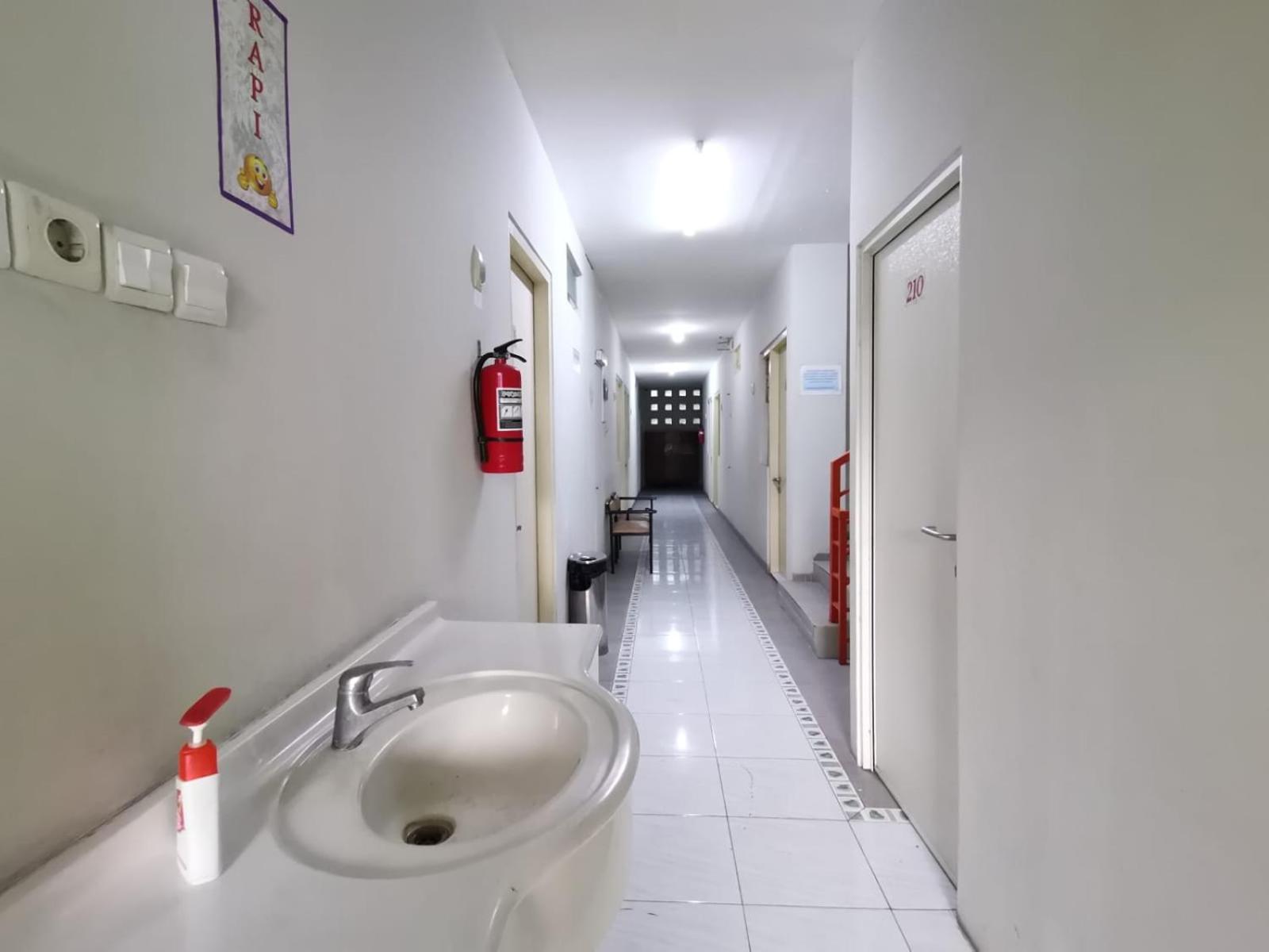 Standard Twin Room - Photo 7