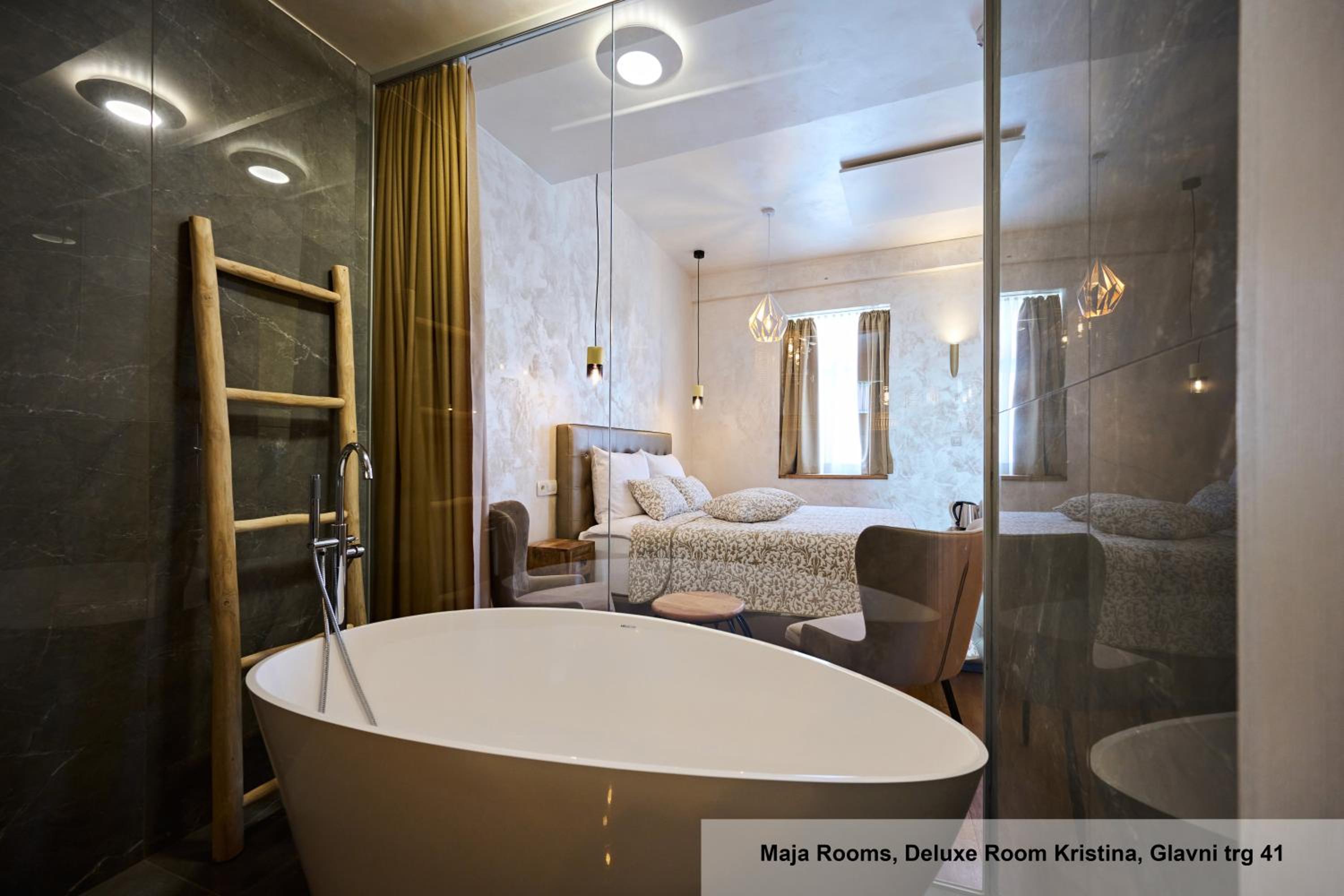 Deluxe Double Room with Bath - Photo 7