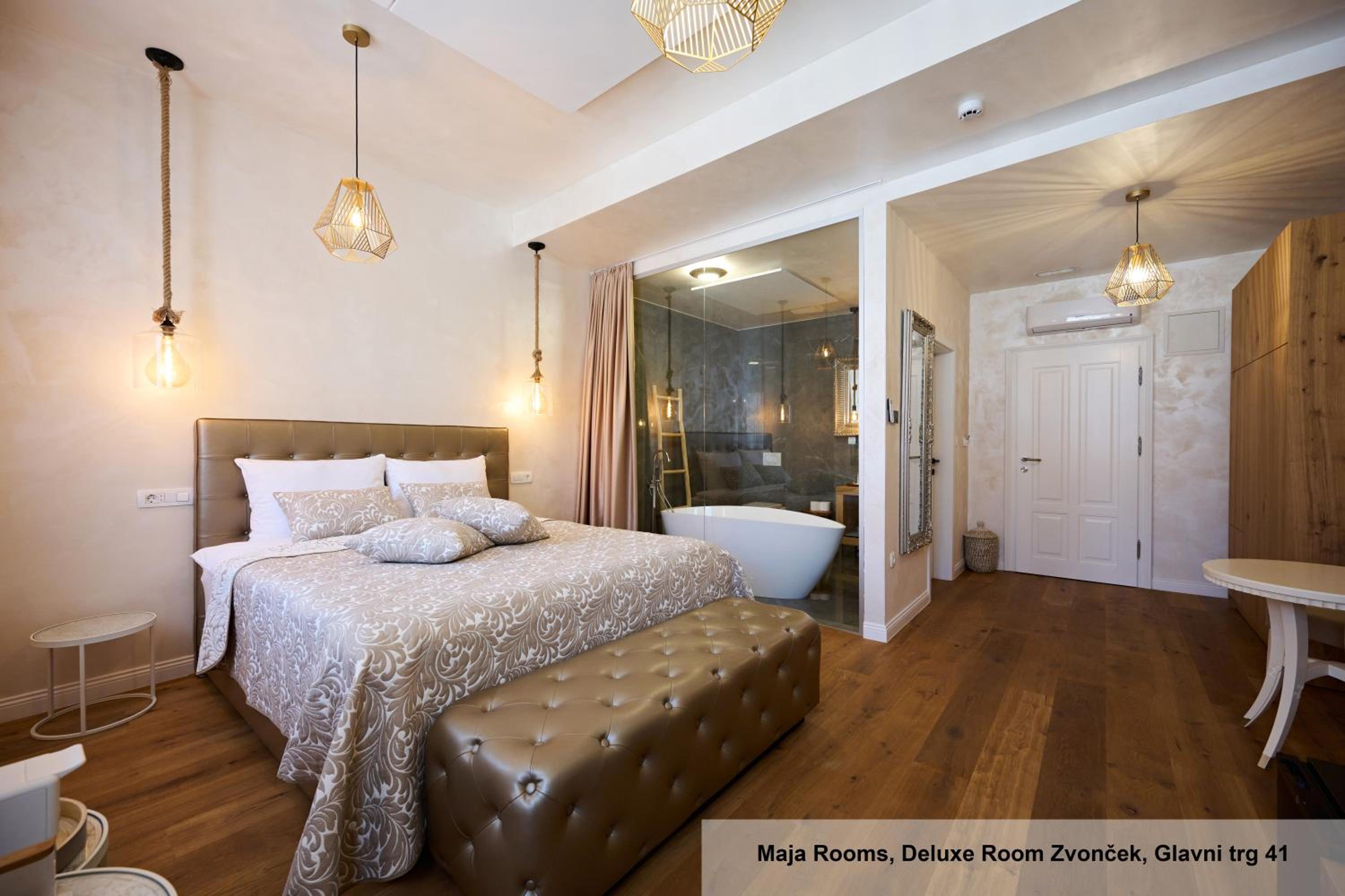 Deluxe Double Room with Bath - Photo 8
