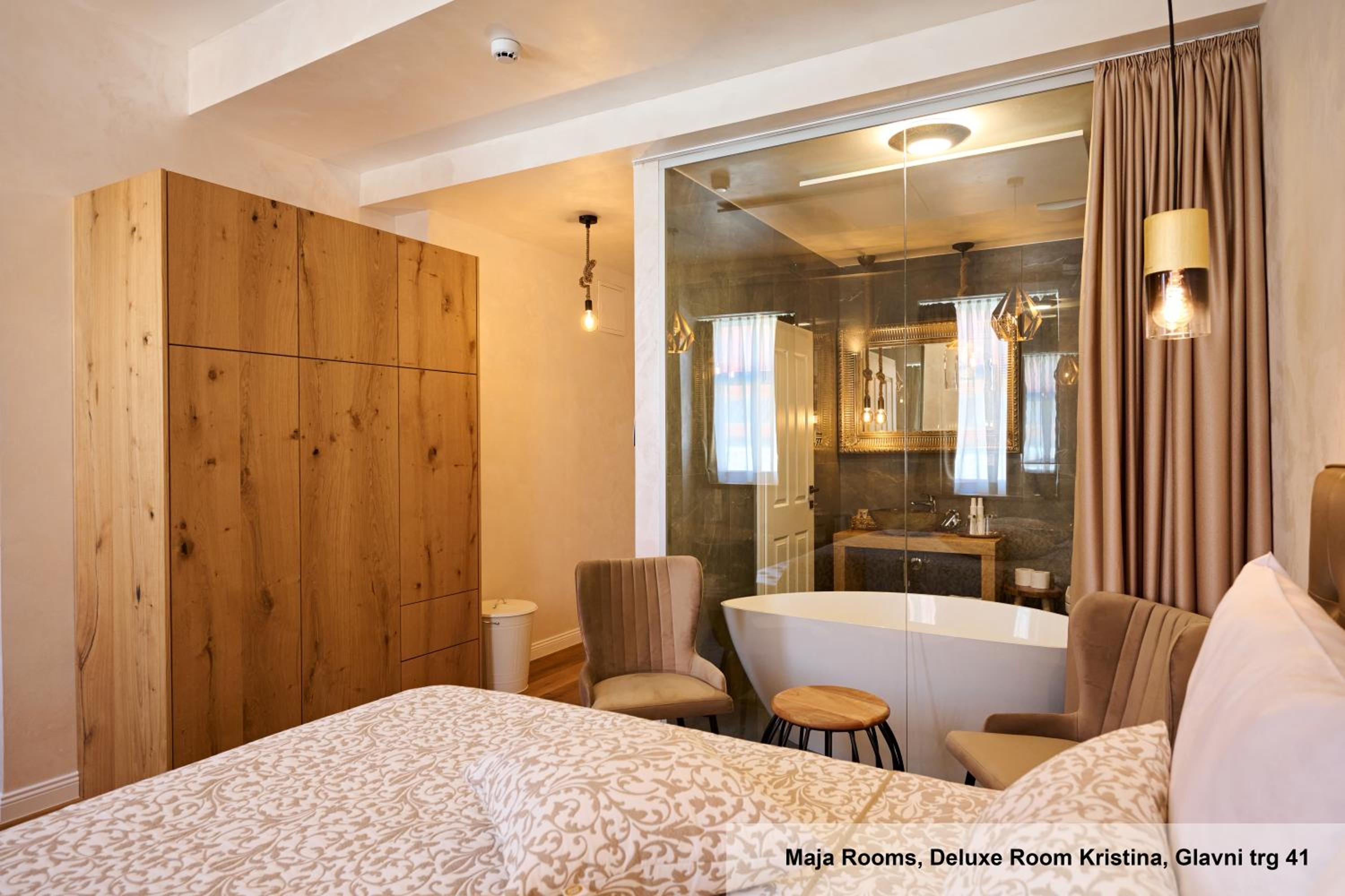 Deluxe Double Room with Bath - Photo 10