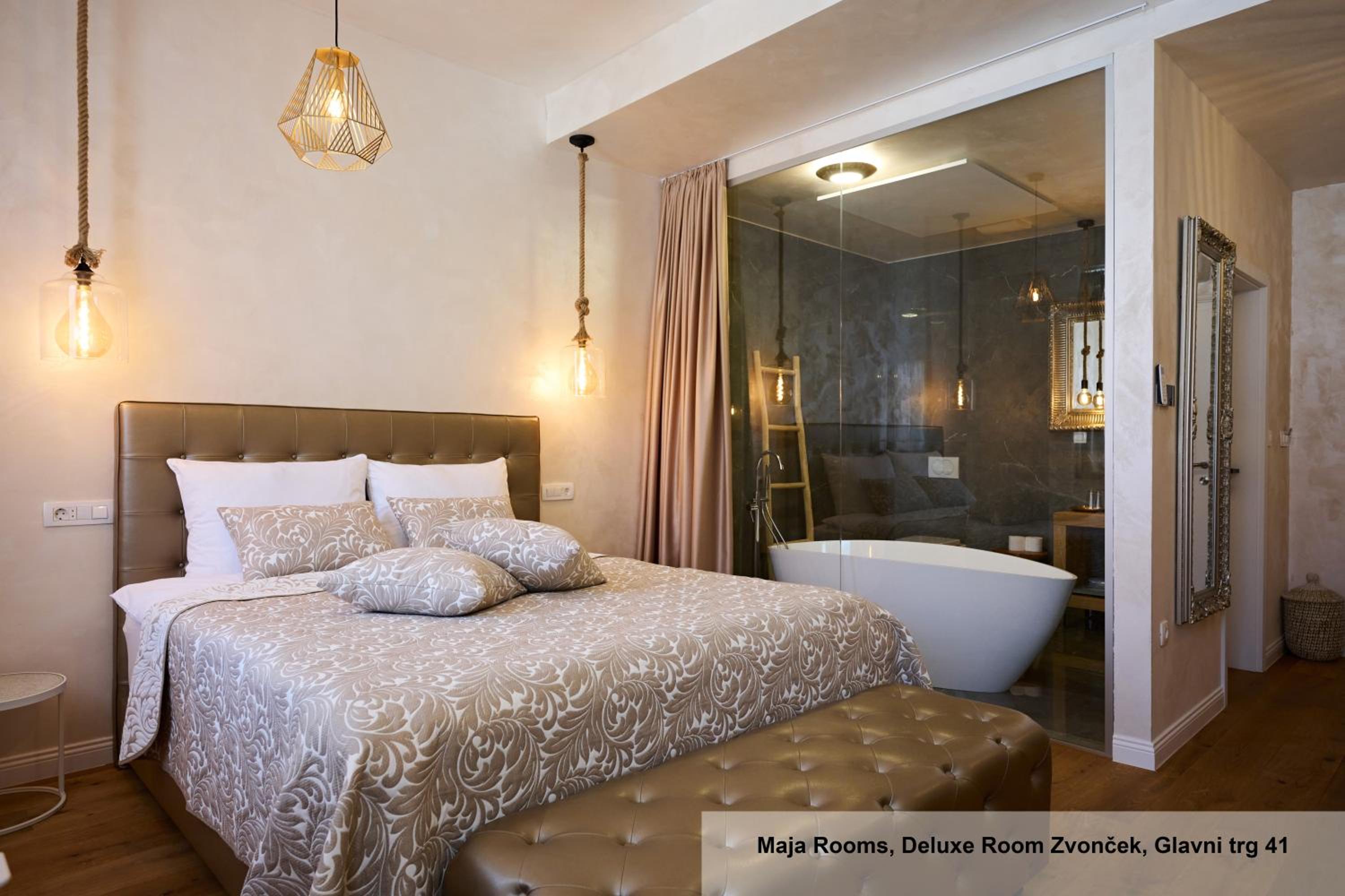 Deluxe Double Room with Bath - Photo 11