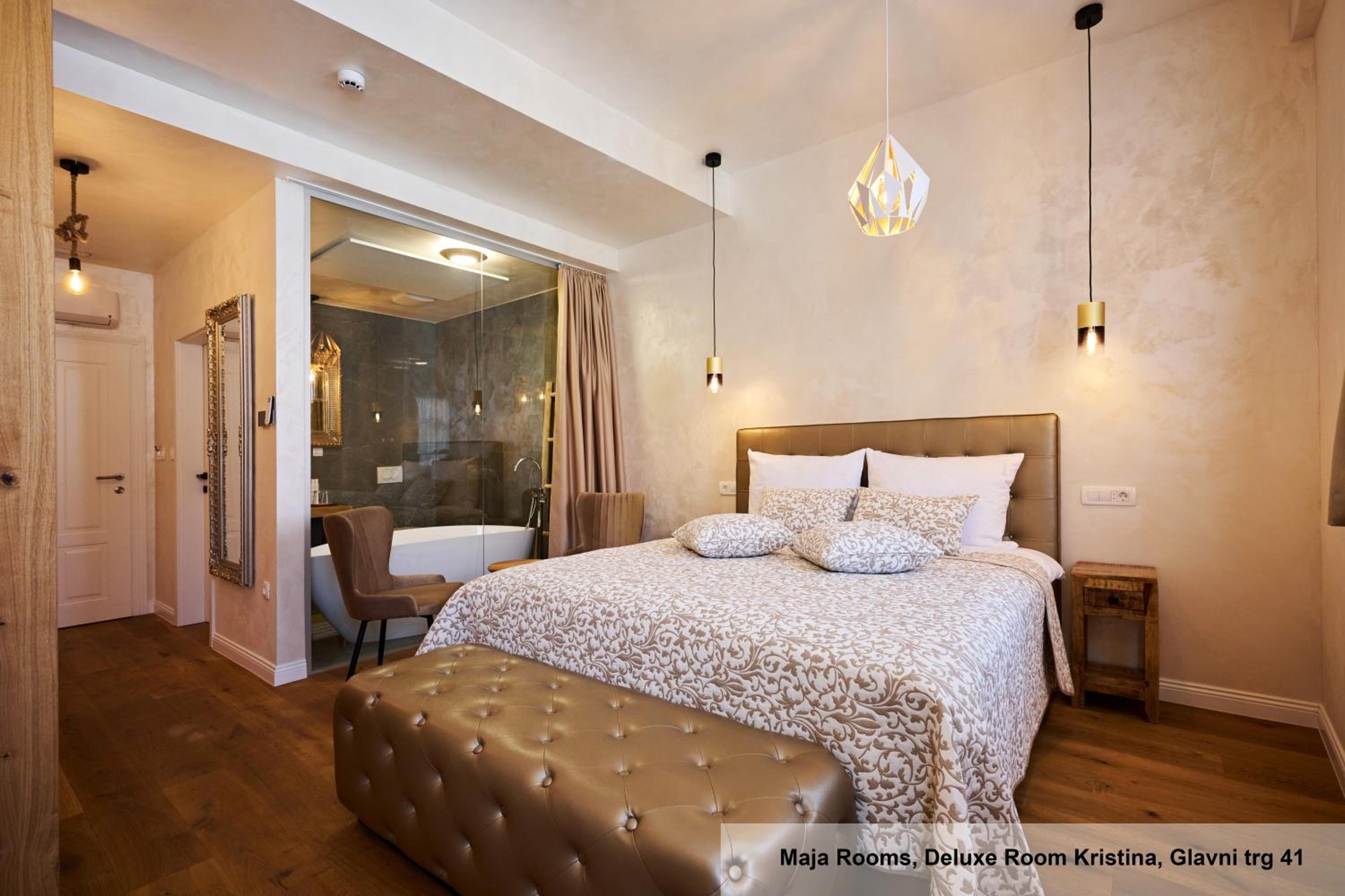 Deluxe Double Room with Bath - Photo 12