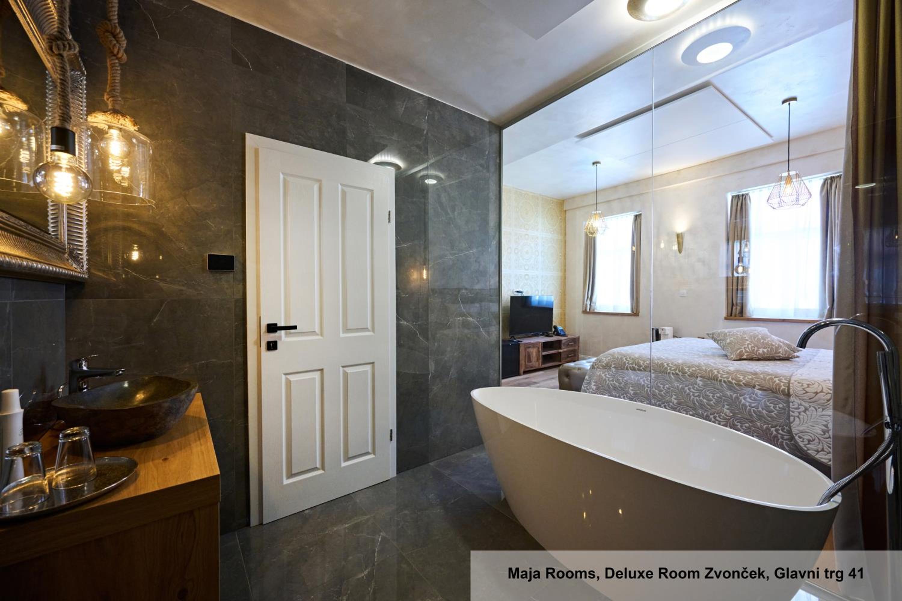 Deluxe Double Room with Bath - Photo 13