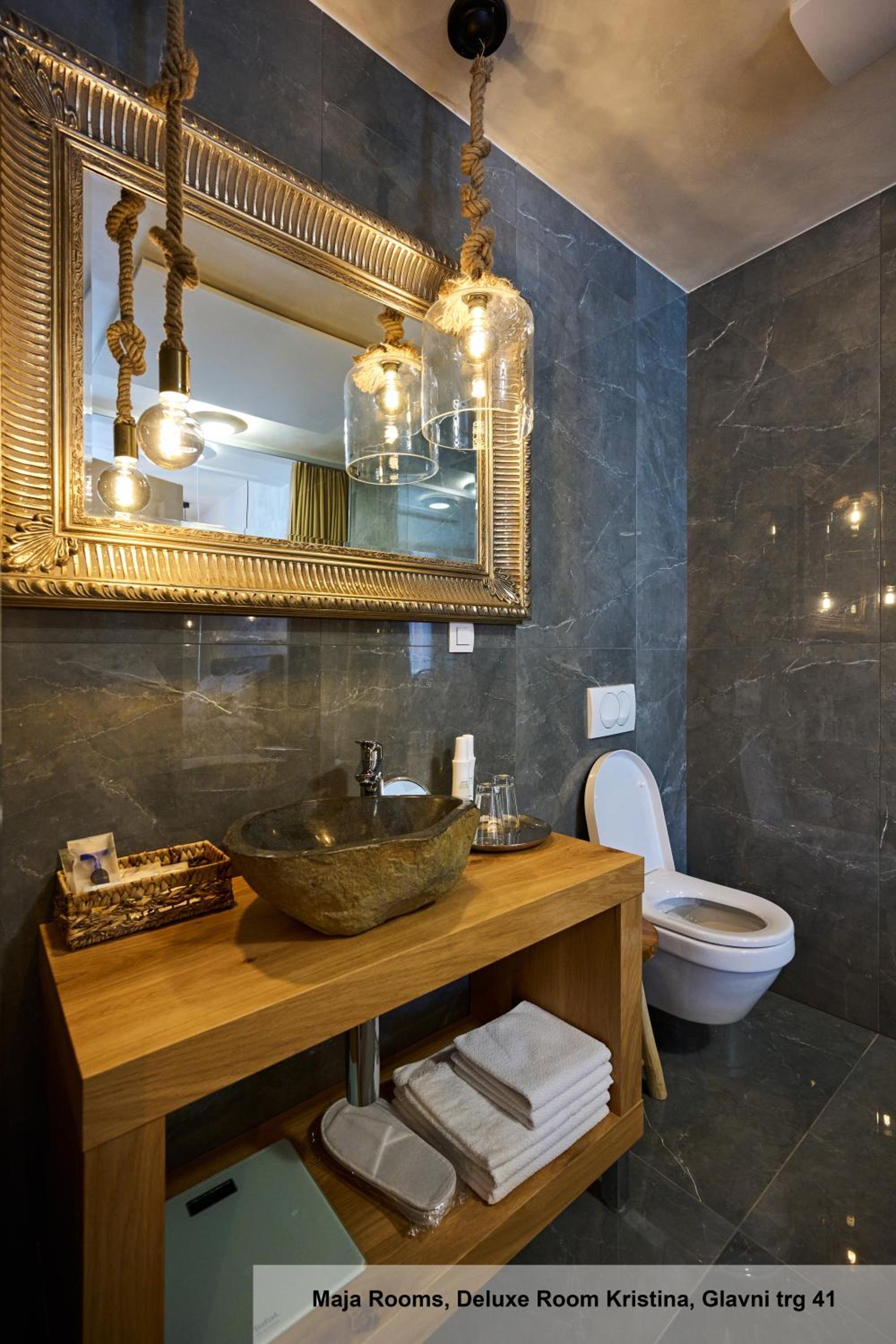 Deluxe Double Room with Bath - Photo 16