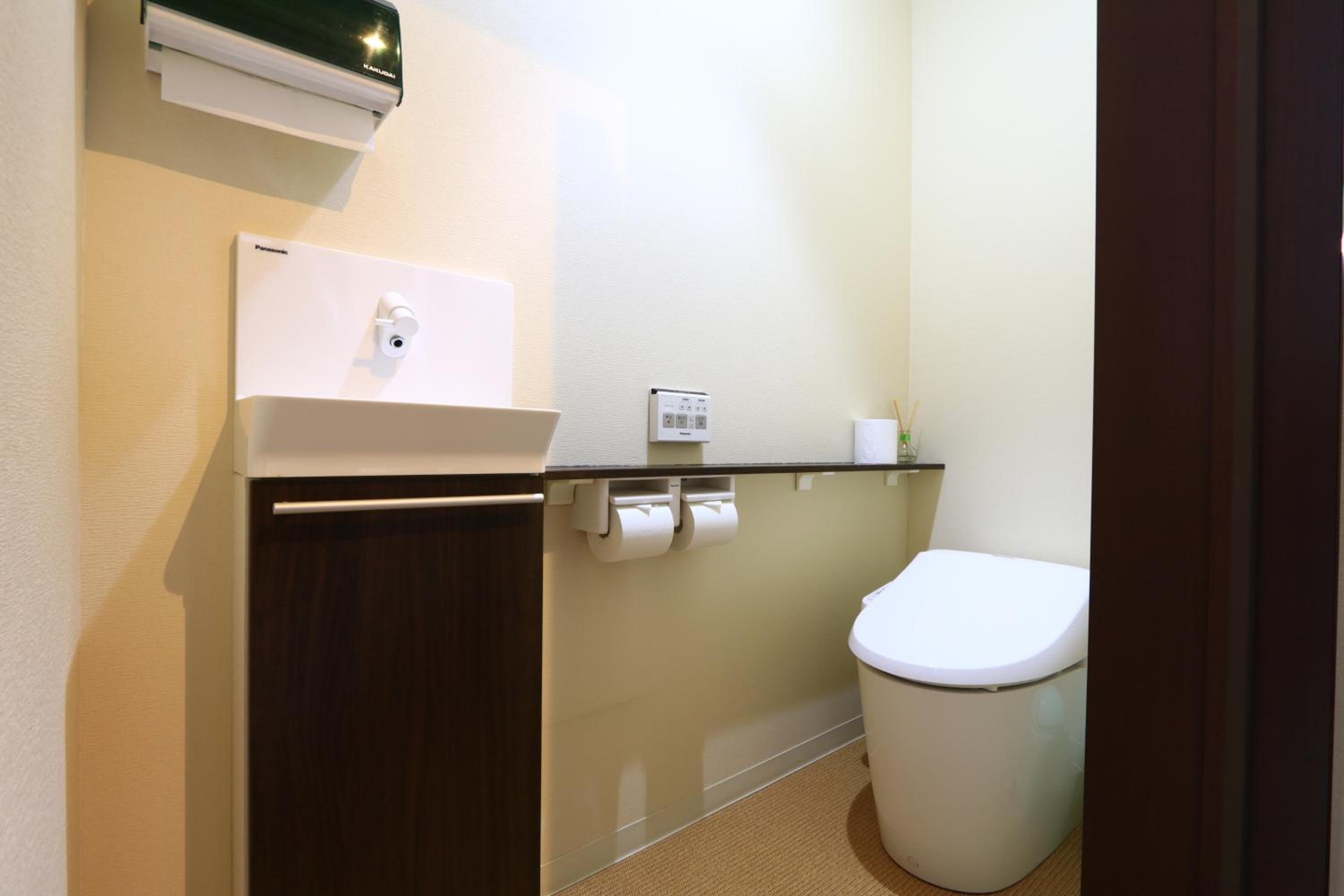 Family Room with Shower photo 2