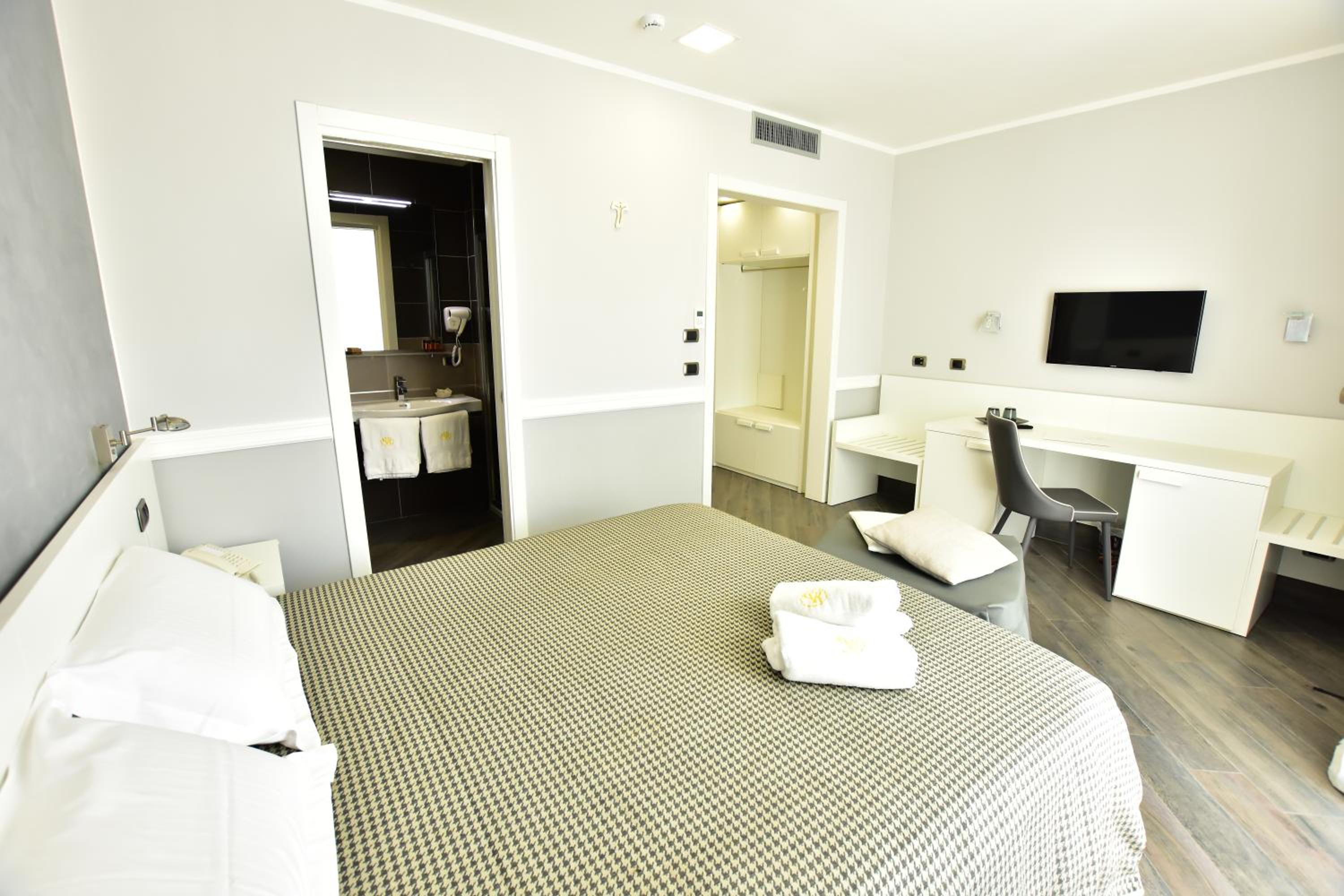 Double or Twin Room - Photo 3