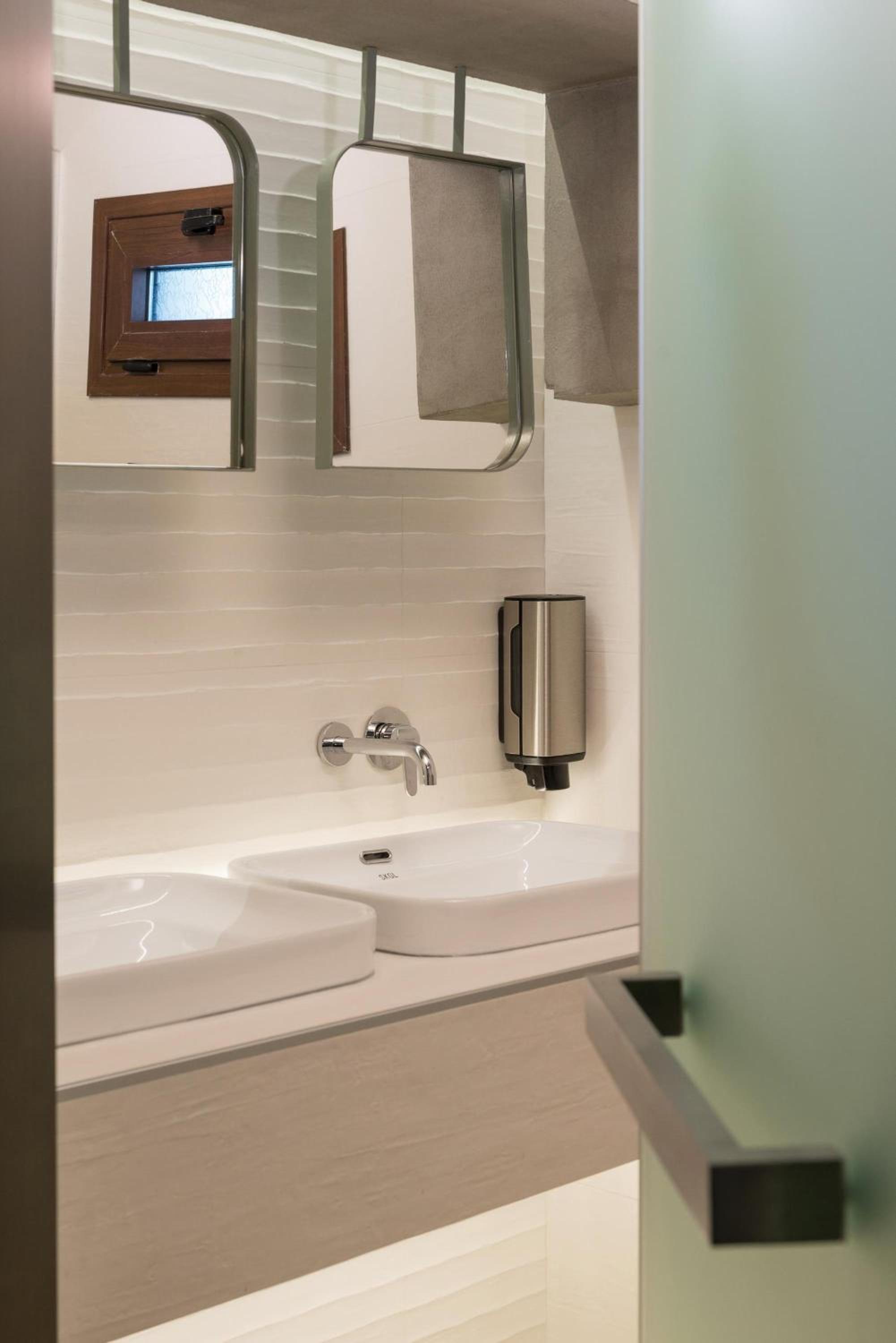 The Wood Junior Suite with Hot Tub - Photo 15