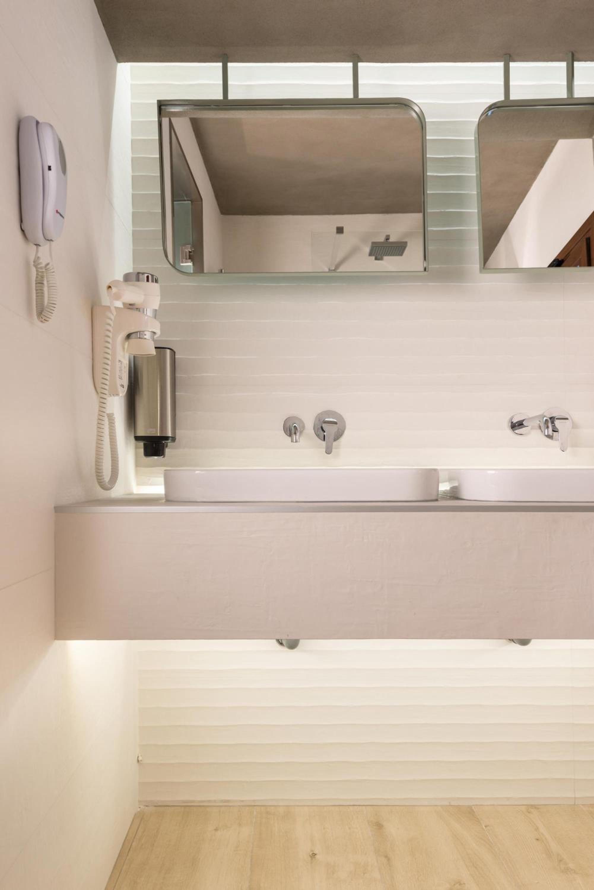 The Wood Junior Suite with Hot Tub - Photo 2