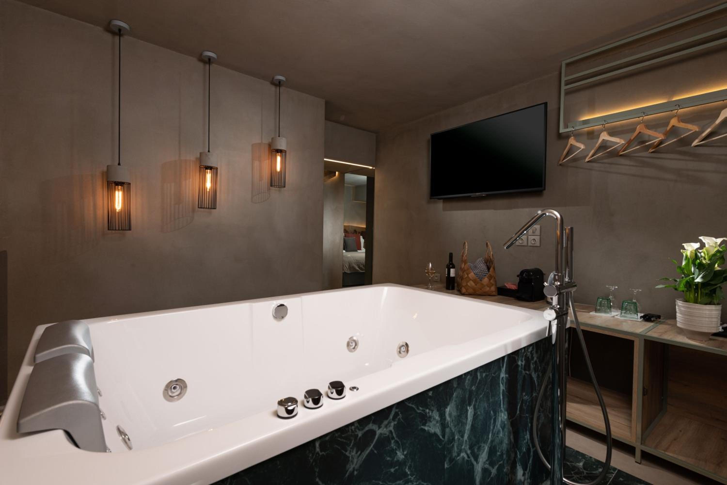 The Wood Junior Suite with Hot Tub - Photo 10