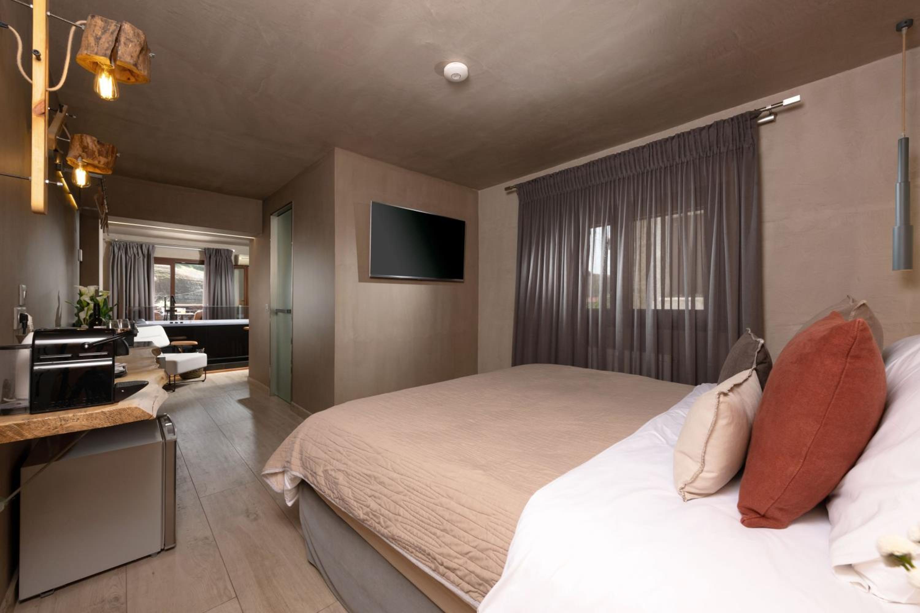 The Wood Junior Suite with Hot Tub - Photo 23