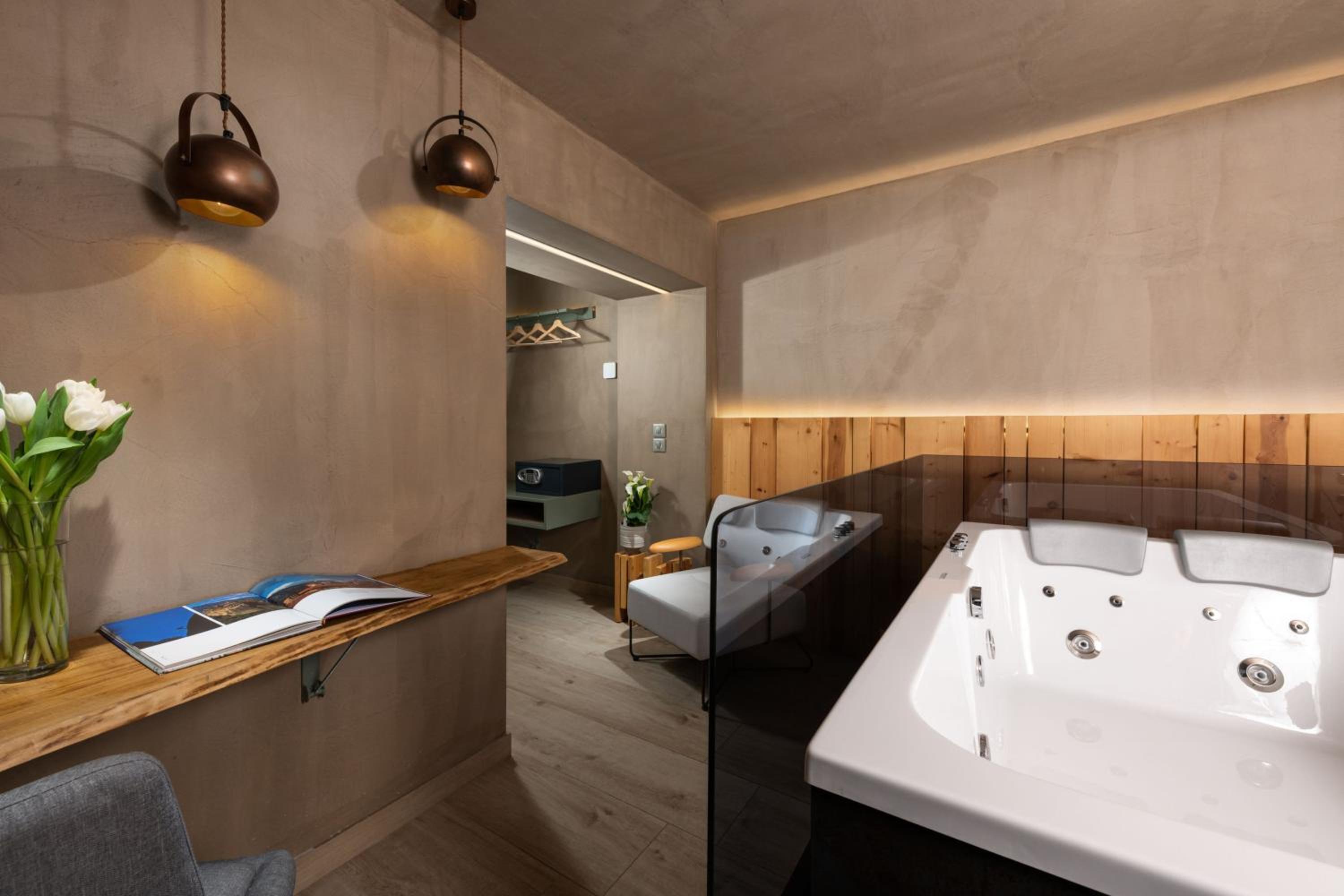 The Wood Junior Suite with Hot Tub - Photo 21