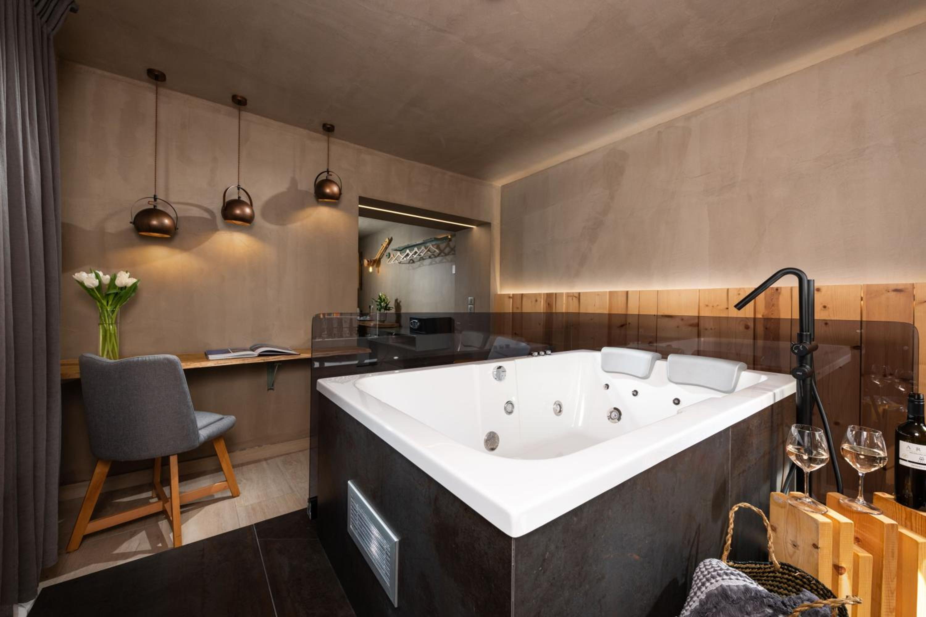 The Wood Junior Suite with Hot Tub - Photo 20