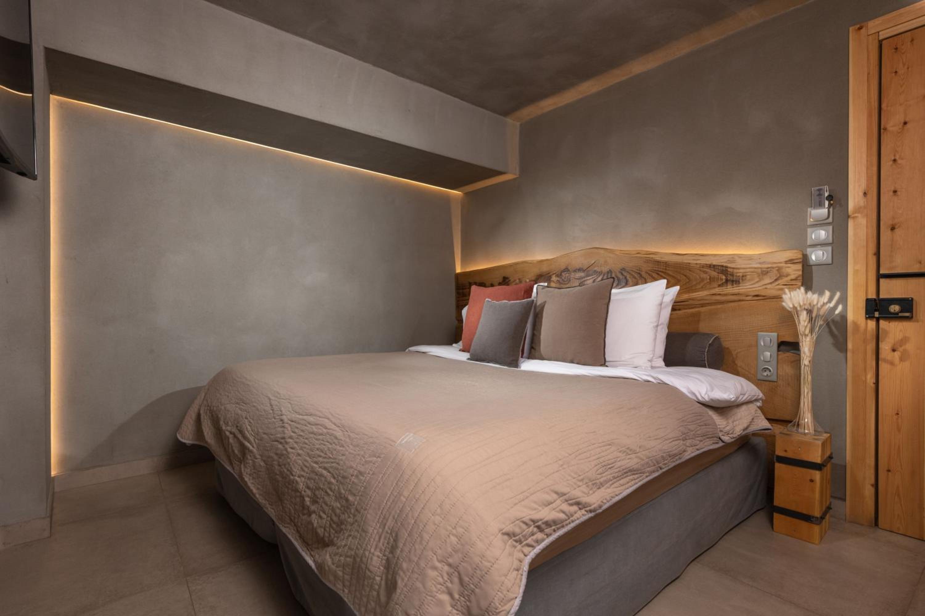 The Wood Junior Suite with Hot Tub - Photo 6