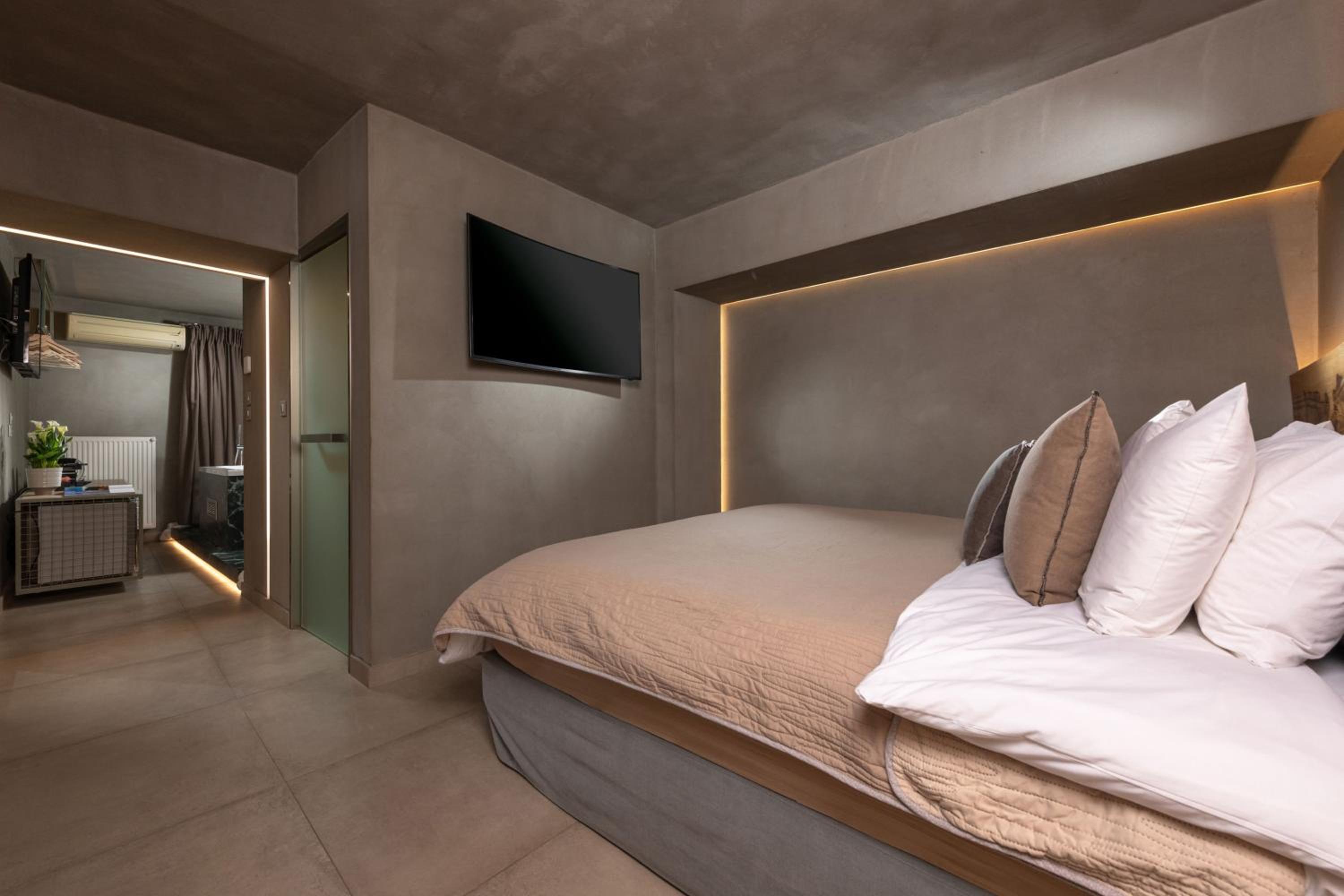 The Wood Junior Suite with Hot Tub - Photo 8
