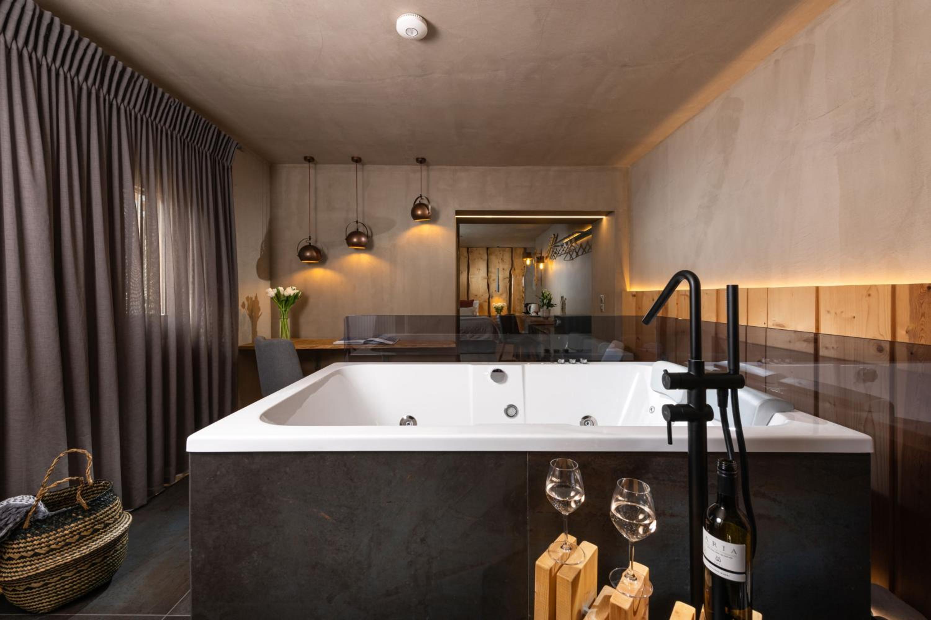 The Wood Junior Suite with Hot Tub - Photo 19