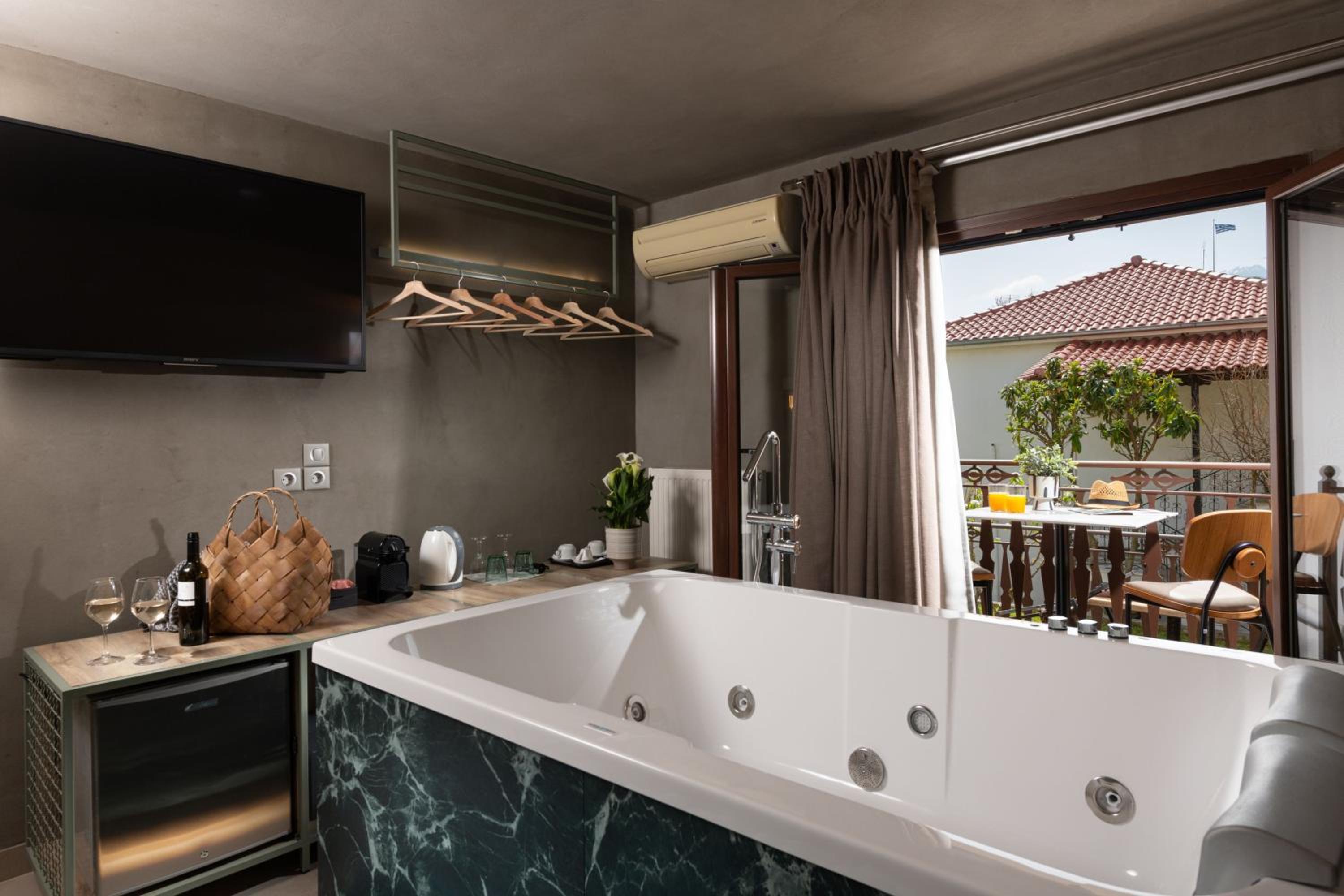 The Wood Junior Suite with Hot Tub - Photo 9