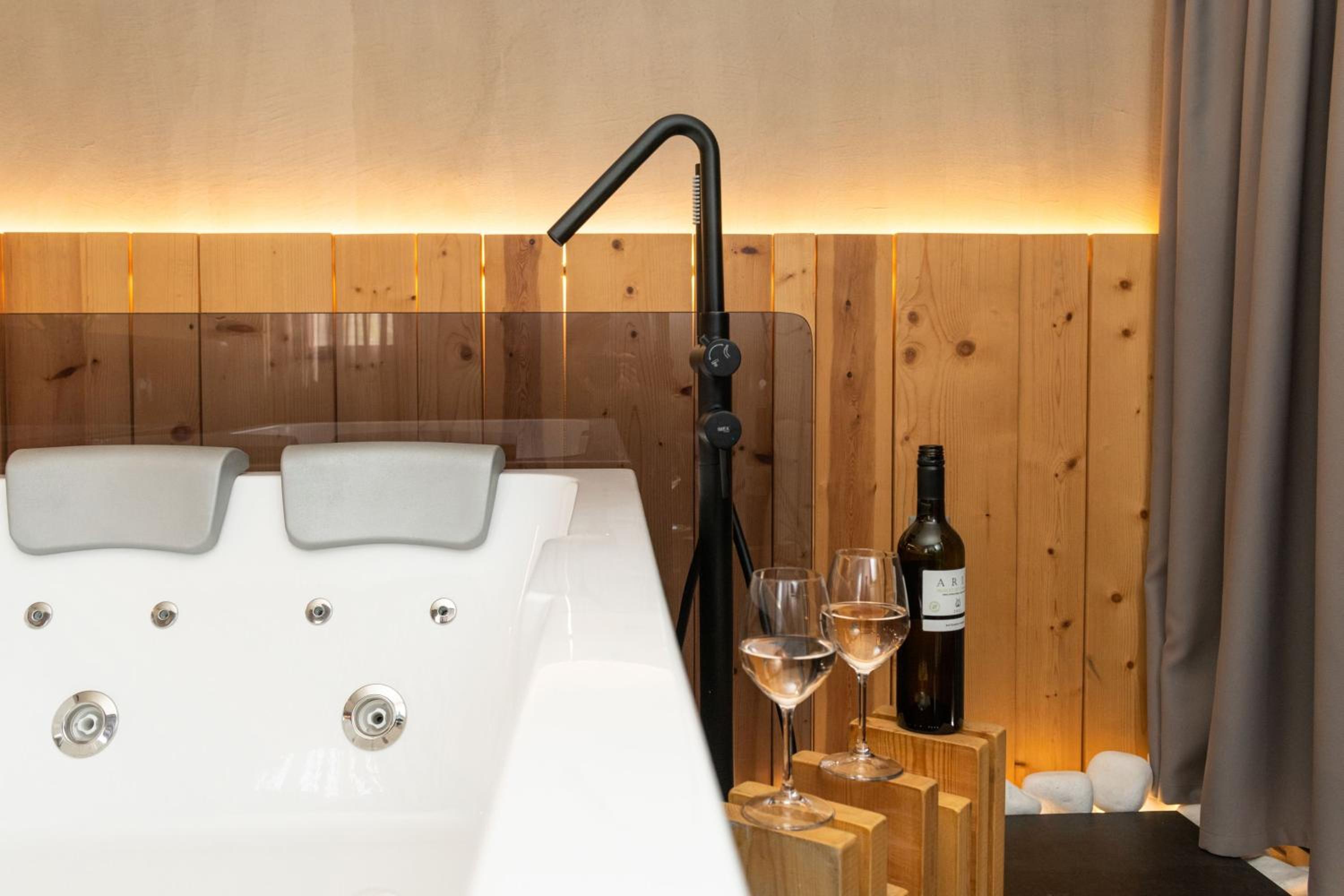 The Wood Junior Suite with Hot Tub - Photo 16