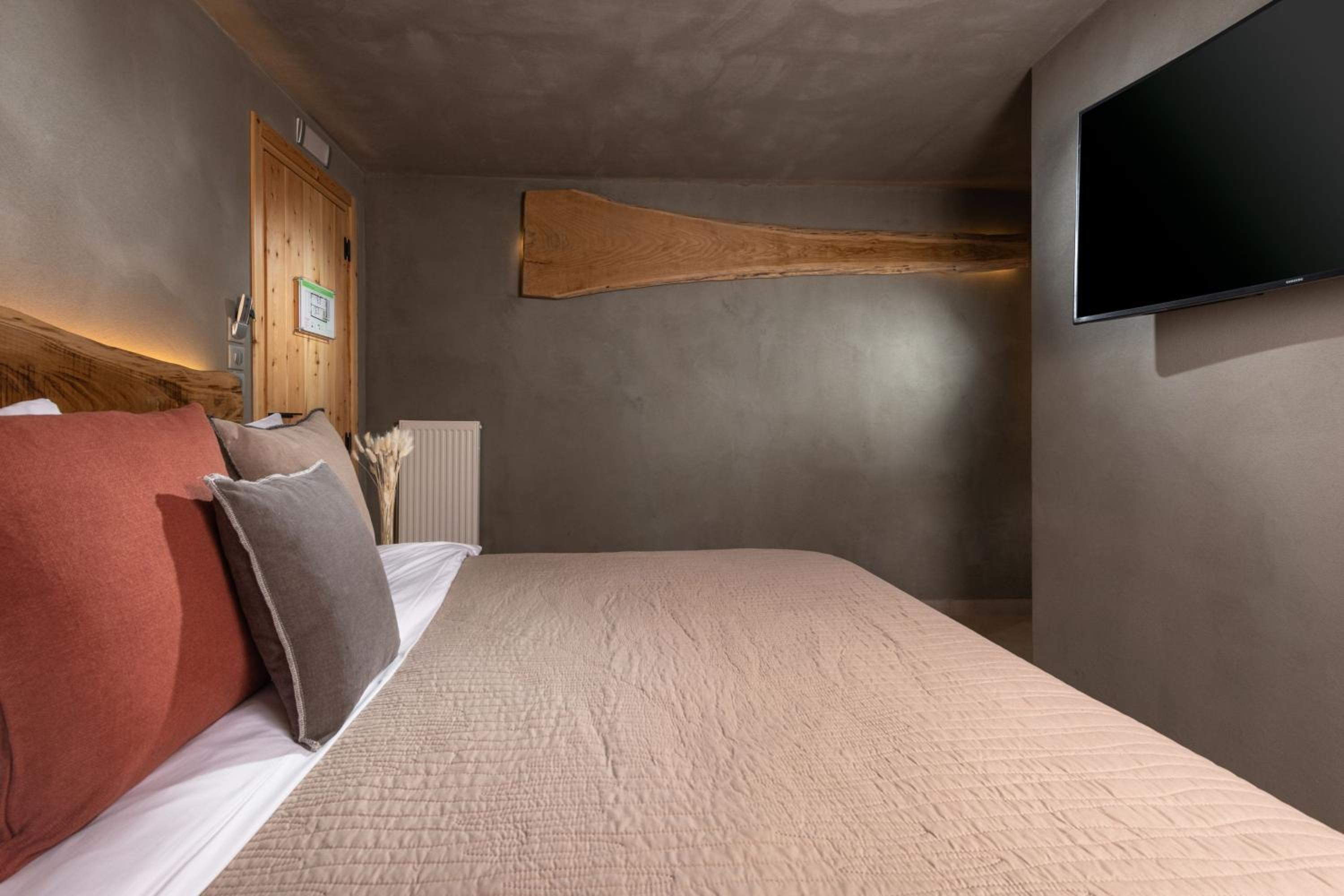 The Wood Junior Suite with Hot Tub - Photo 7