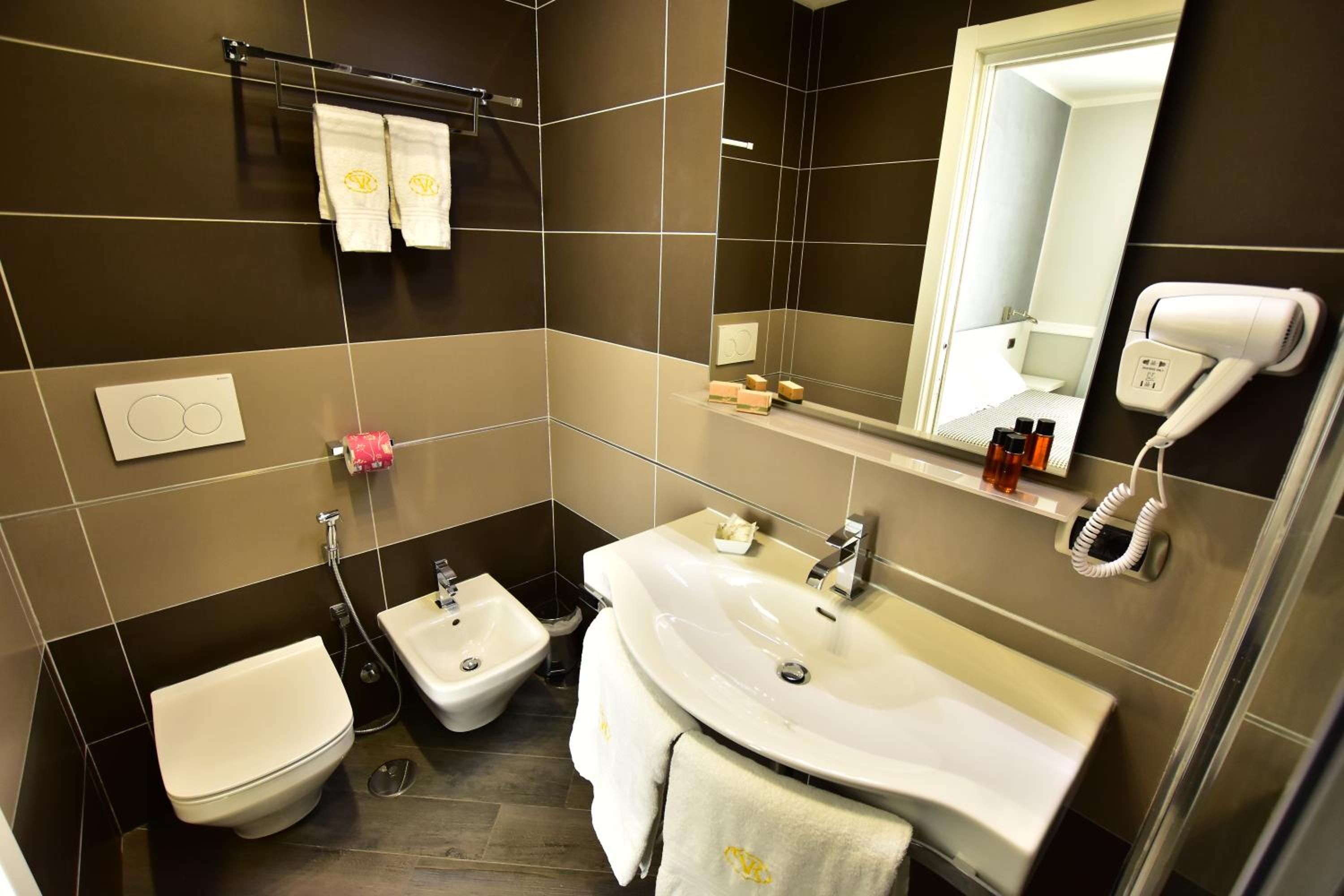 Double or Twin Room - Photo 4