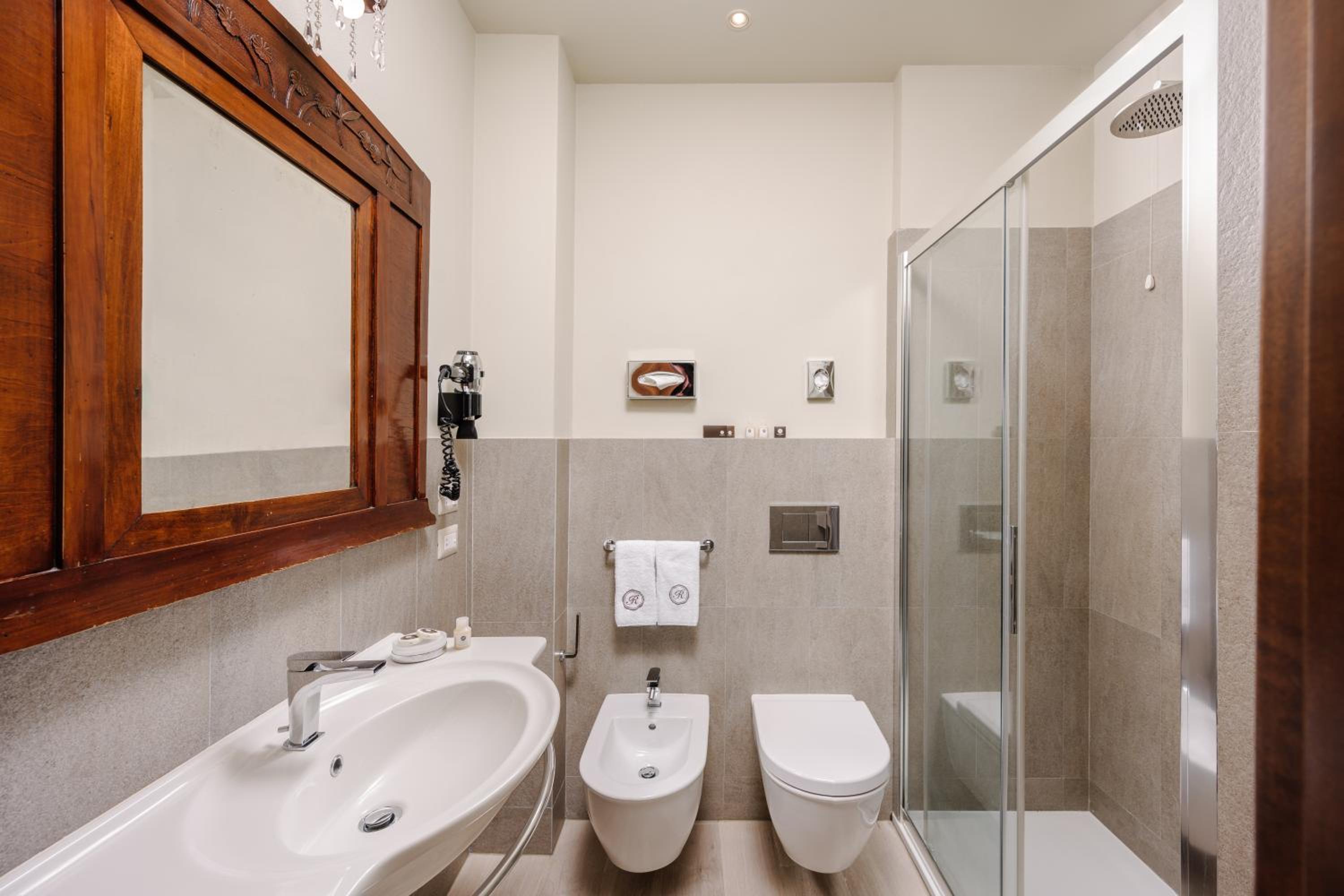 Junior Suite with Lake View - Photo 7