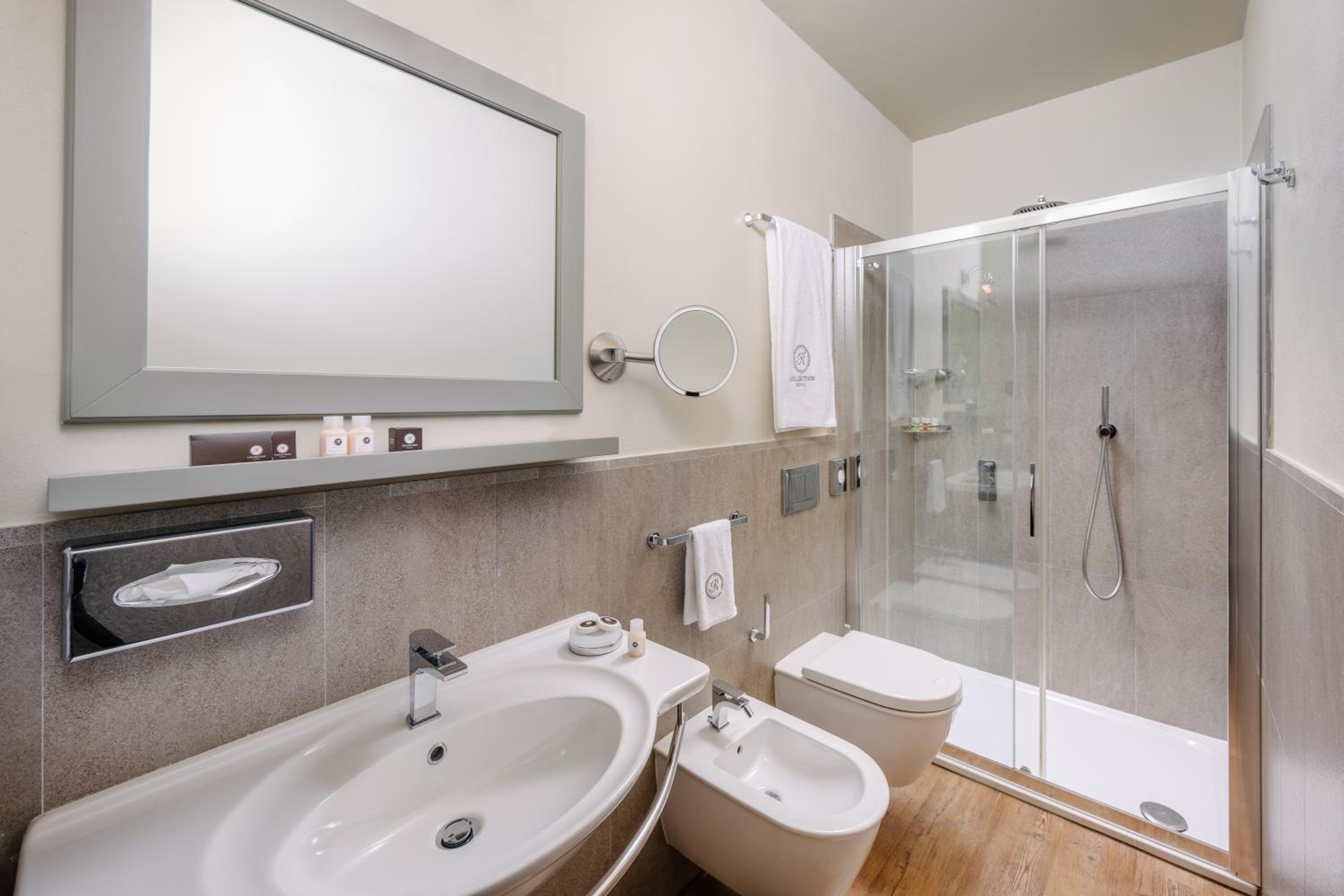 Junior Suite with Lake View - Photo 8