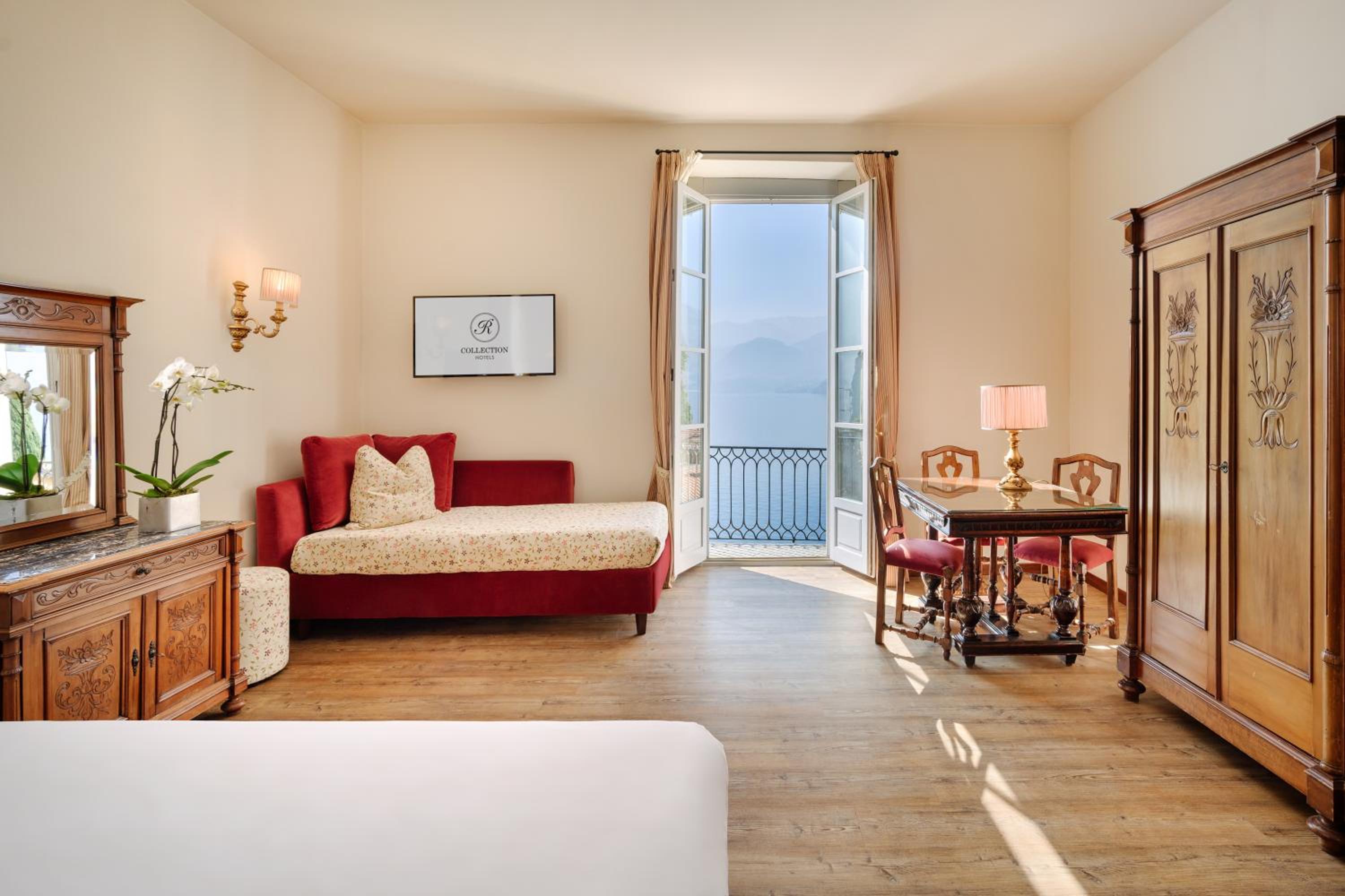 Junior Suite with Lake View - Photo 1