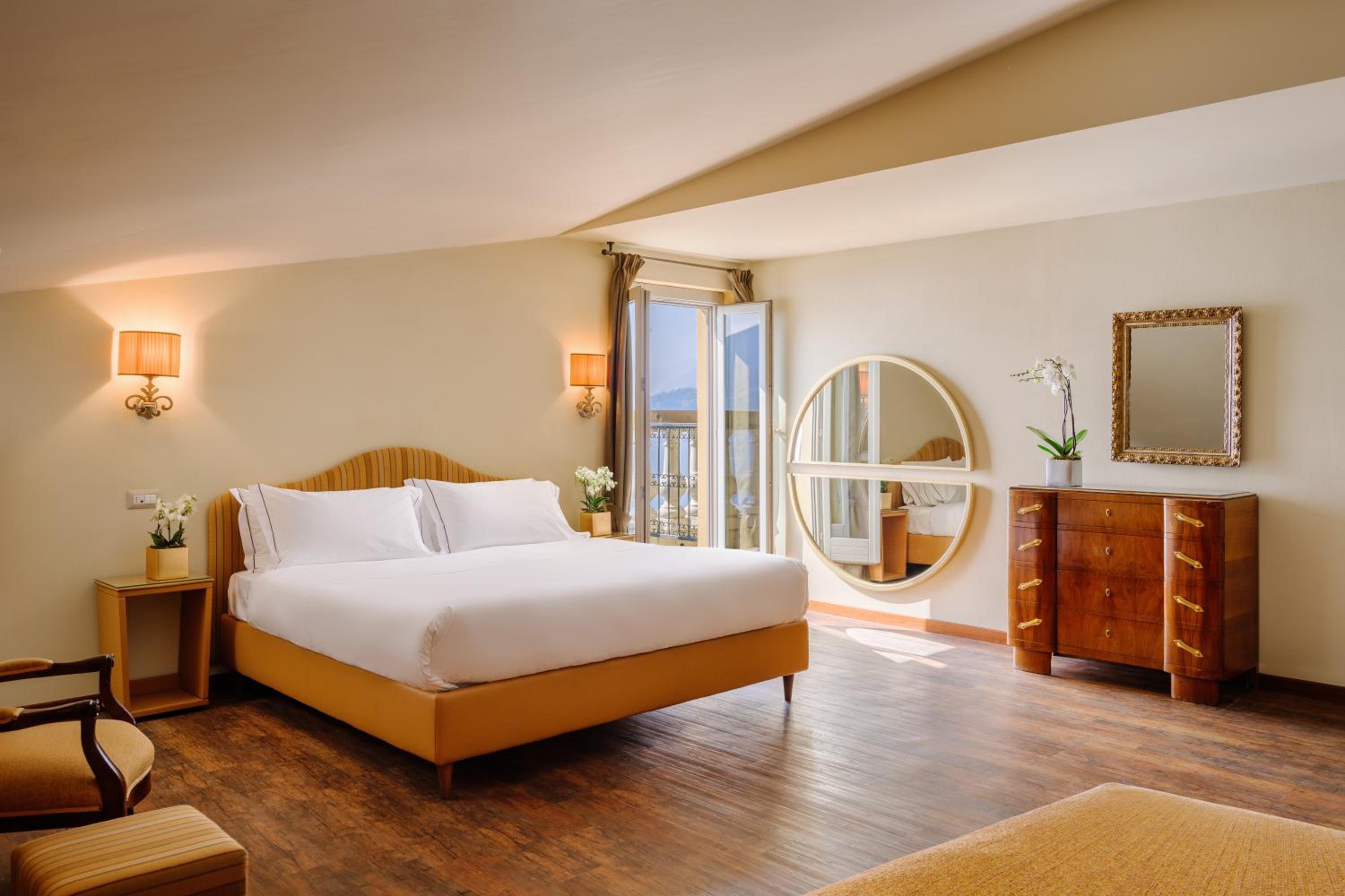 Junior Suite with Lake View and balcony - Photo 4