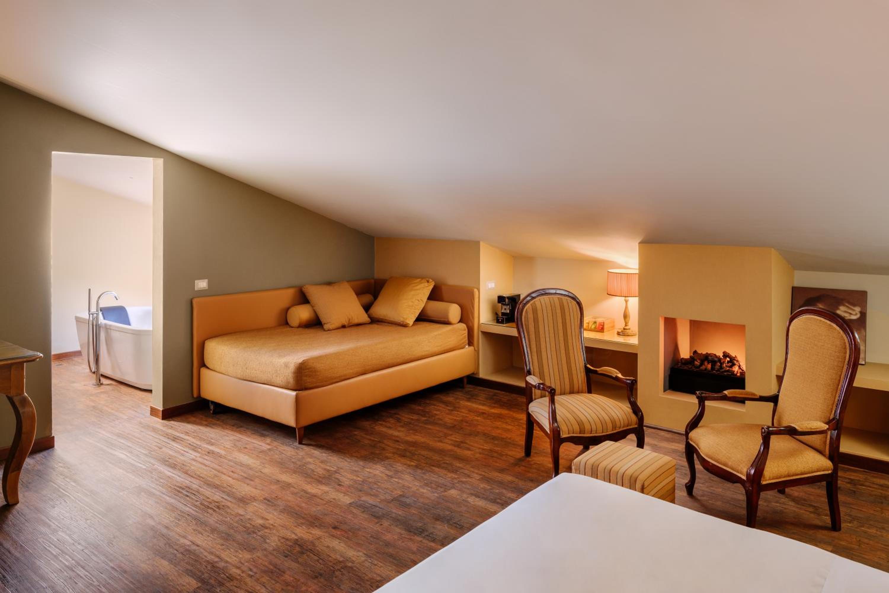 Junior Suite with Lake View and balcony - Photo 7