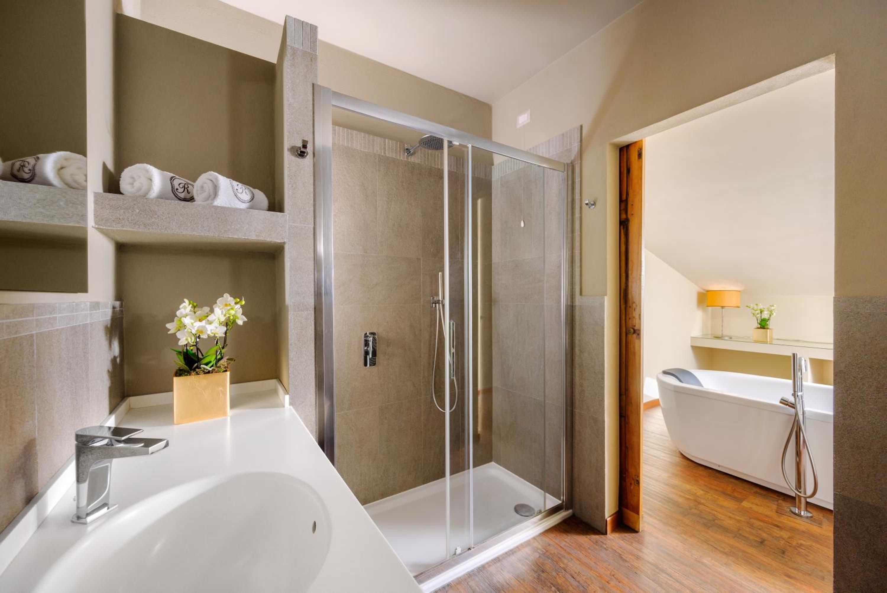 Junior Suite with Lake View and balcony - Photo 3