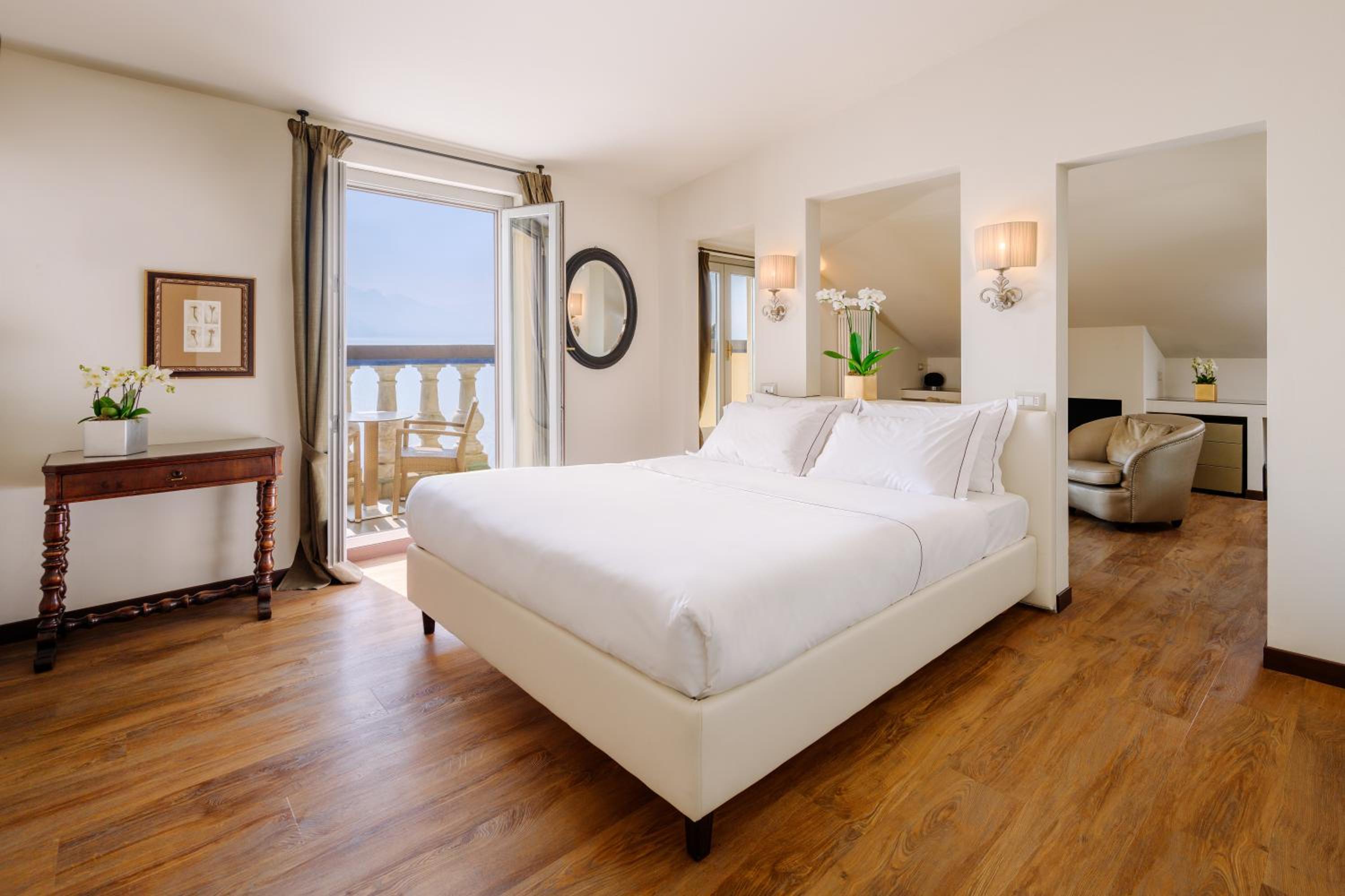Junior Suite with Lake View and balcony - Photo 1