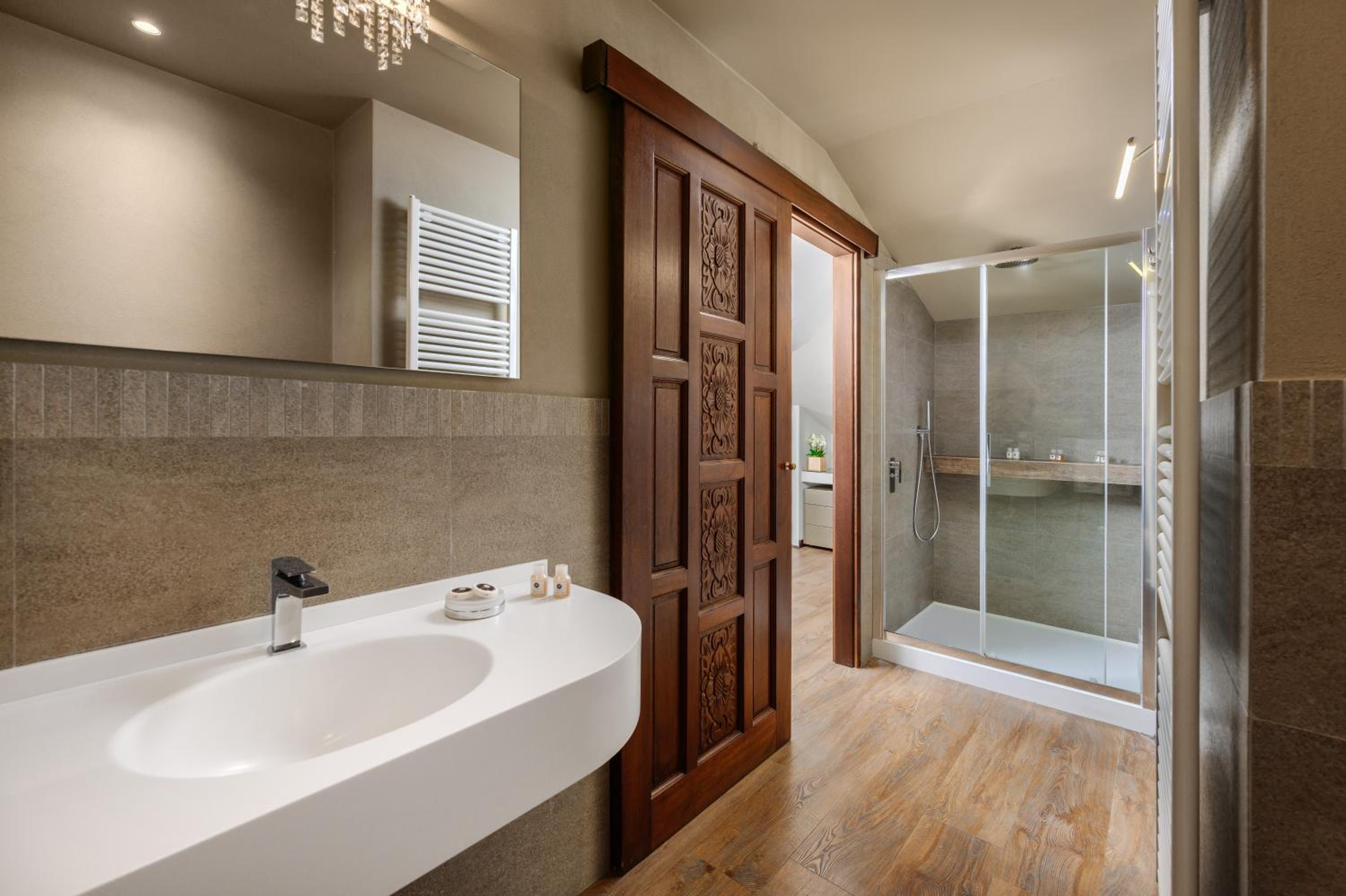 Junior Suite with Lake View and balcony - Photo 8