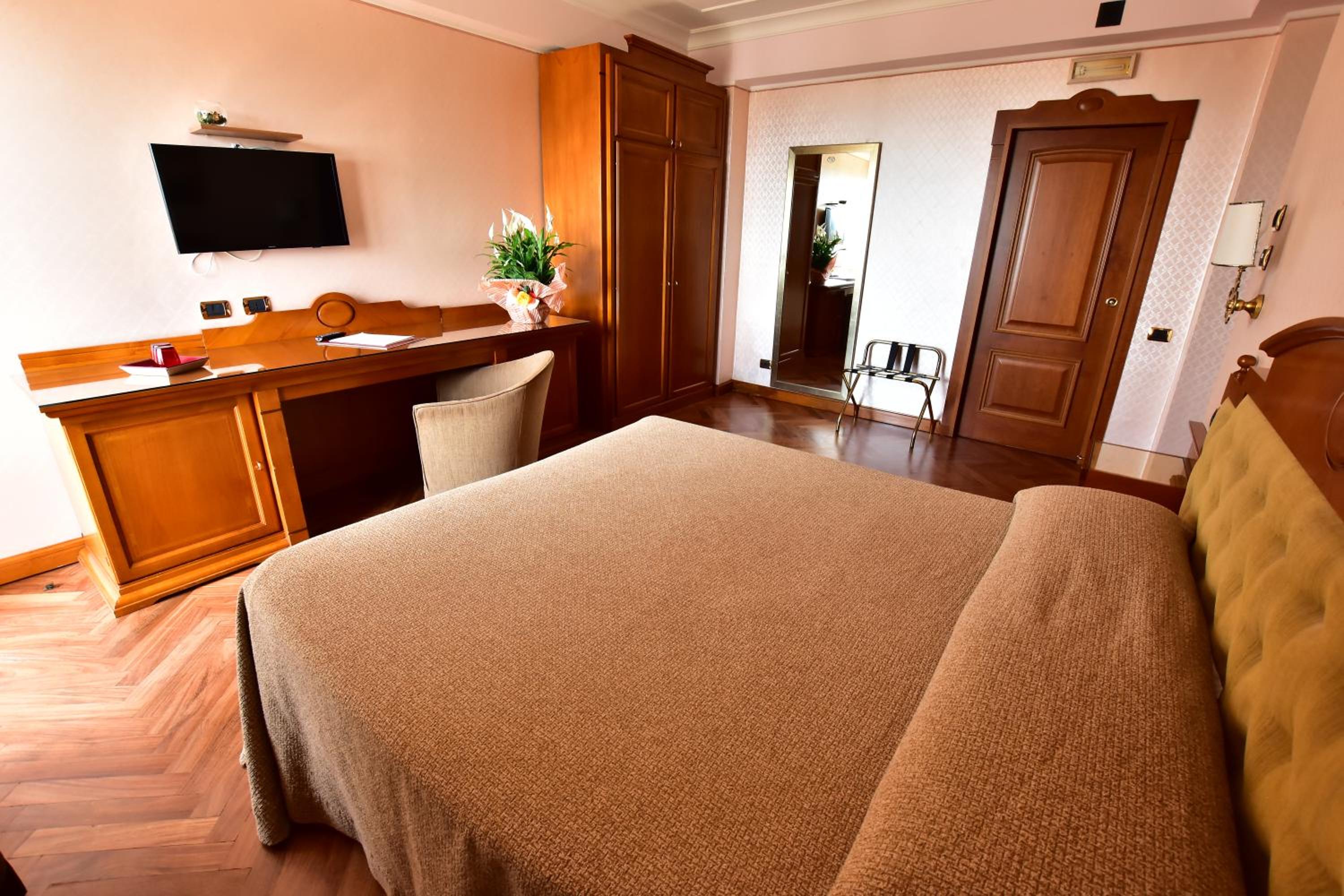 Deluxe Double or Twin Room - Photo 2