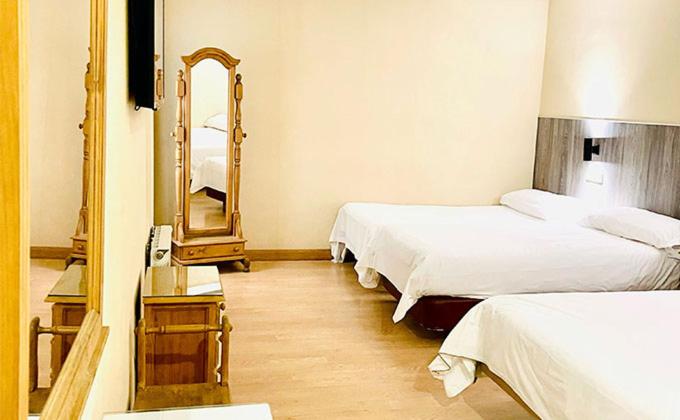 Quadruple Room with Private Bathroom - Photo 1