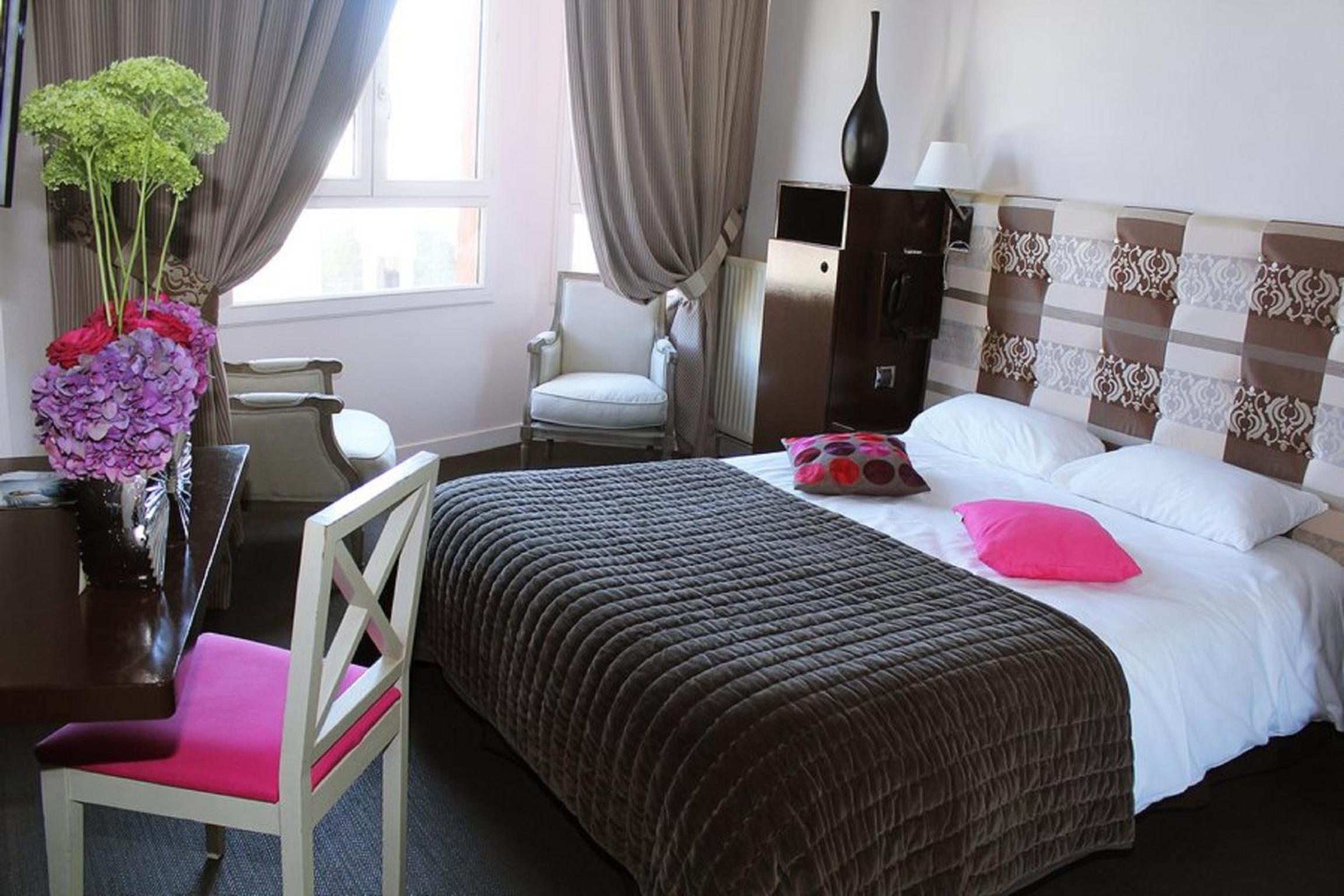 Superior Twin Room with Side Sea View