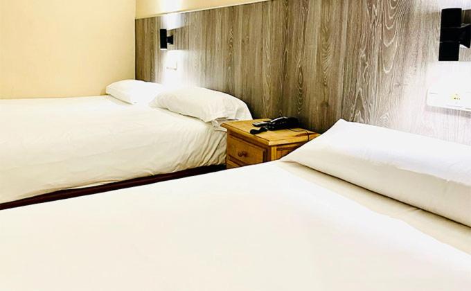 Quadruple Room with Private Bathroom - Photo 4