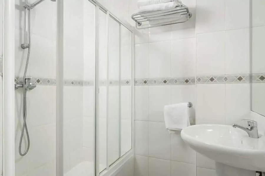 Twin Room - Photo 3