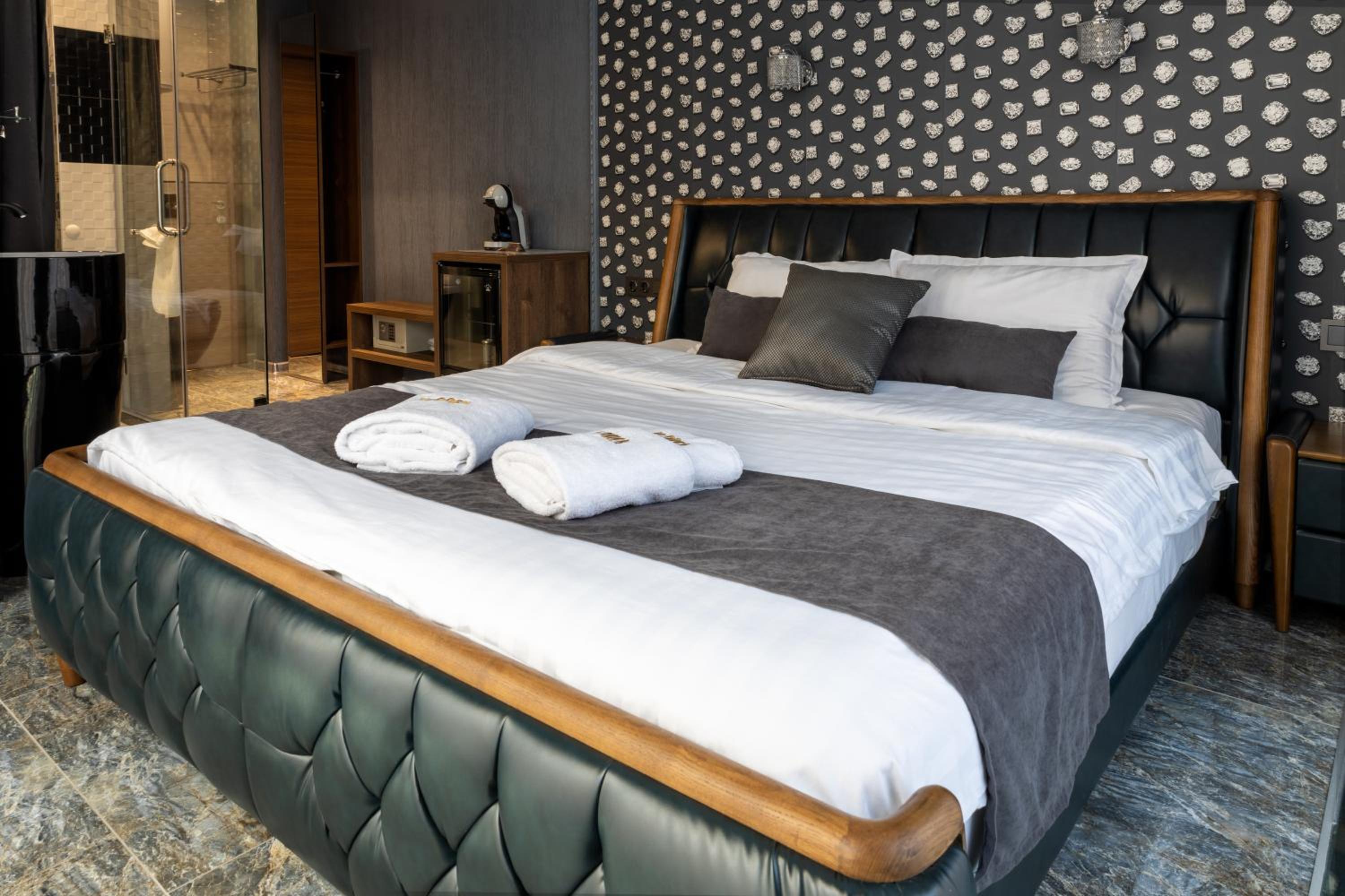 Deluxe King Room - Photo 11