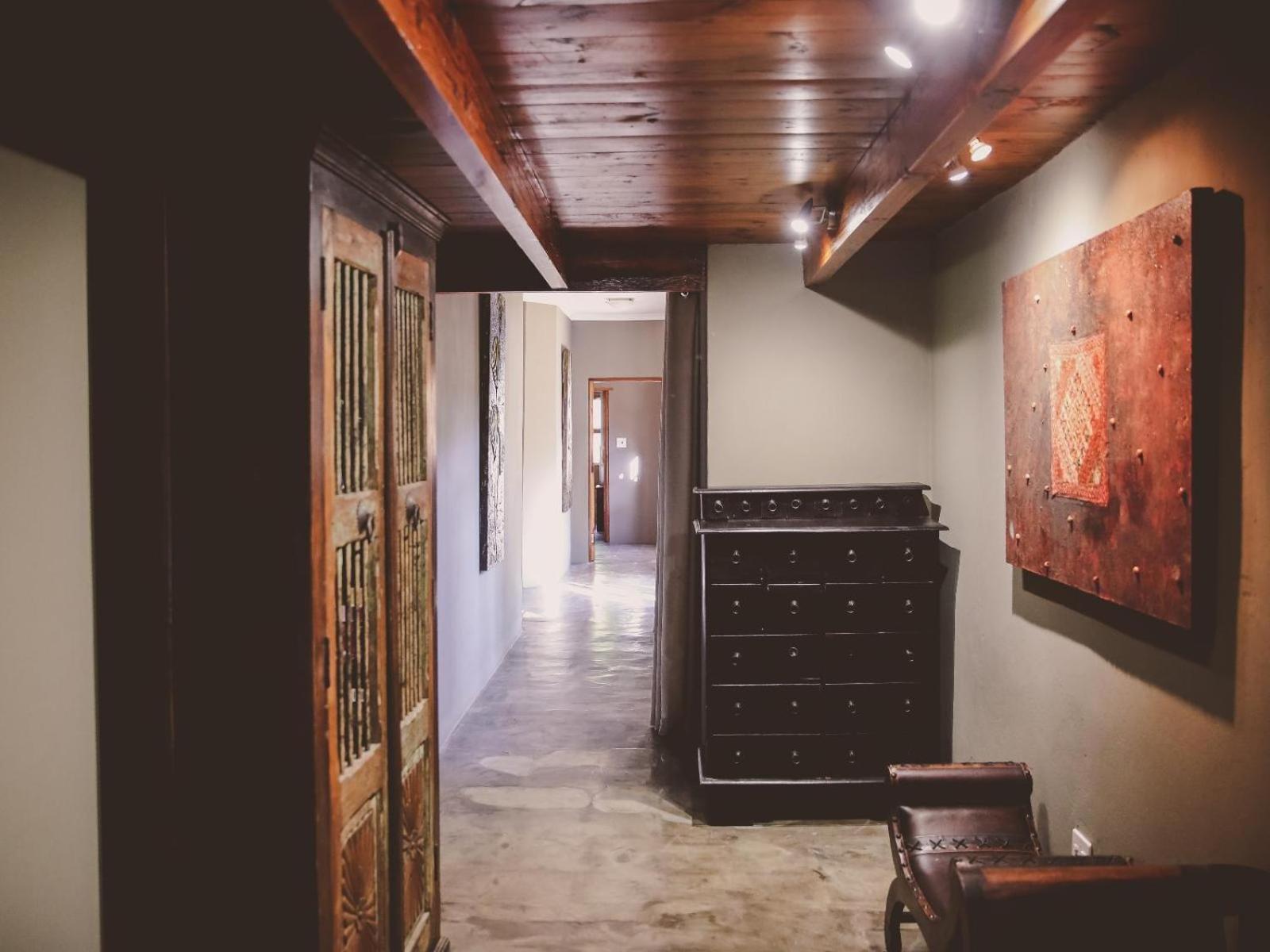 Six-Bedroom House photo 1
