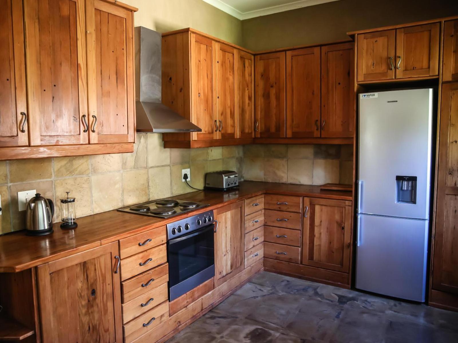 Six-Bedroom House photo 3
