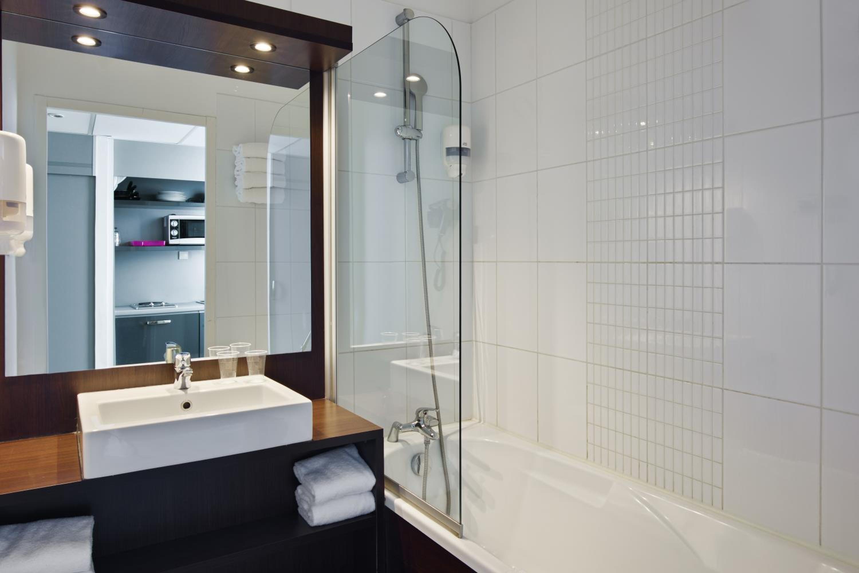 Standard King Room - Photo 5