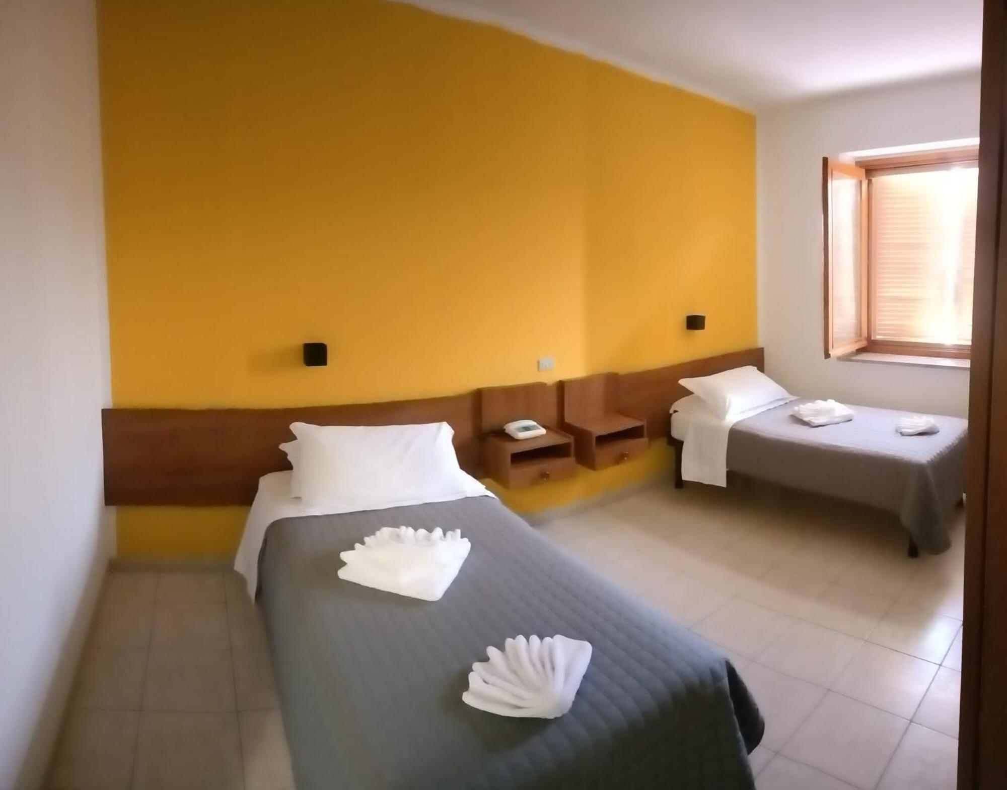 Twin Room - Photo 2