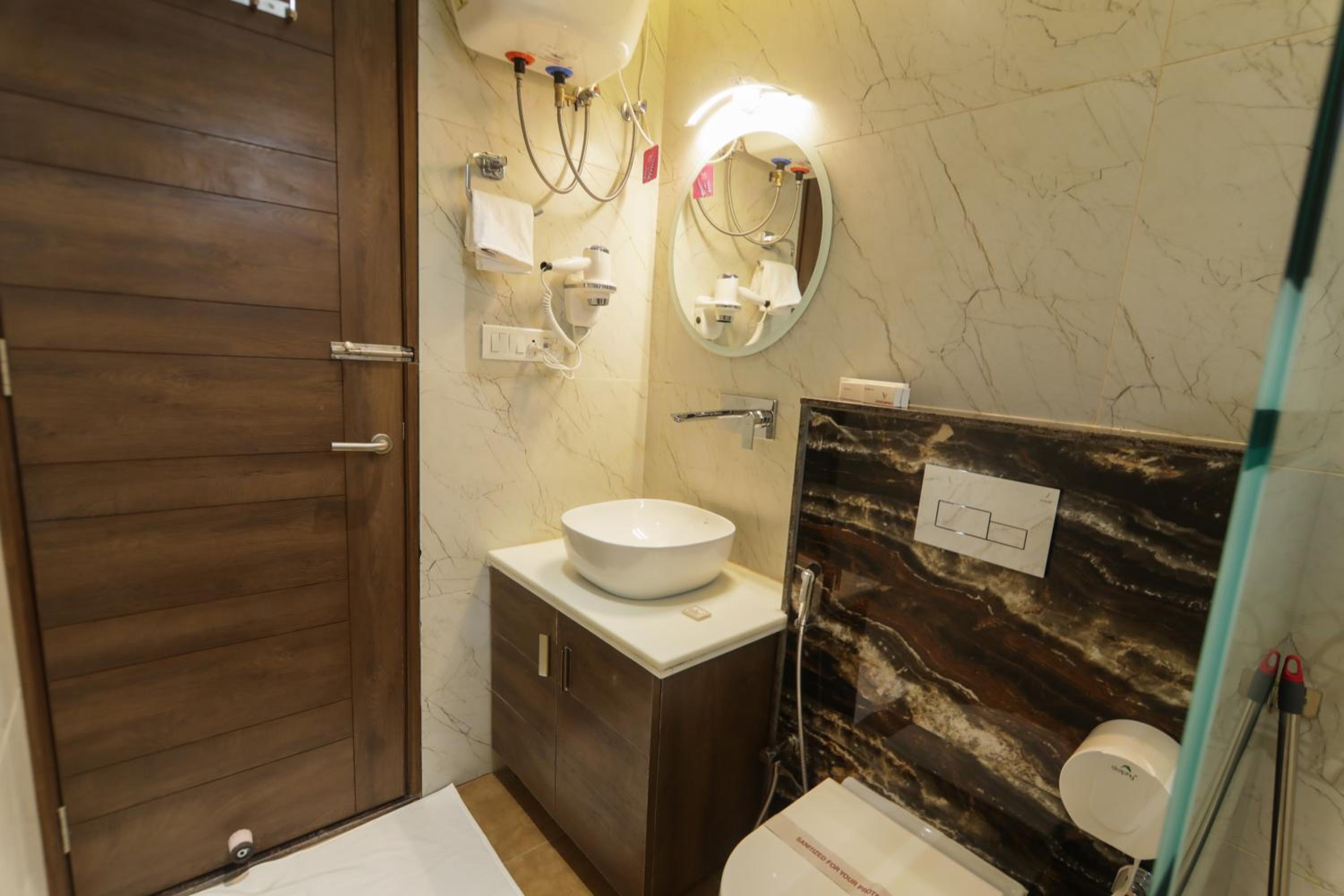 Deluxe Double or Twin Room with Mountain View - Photo 8