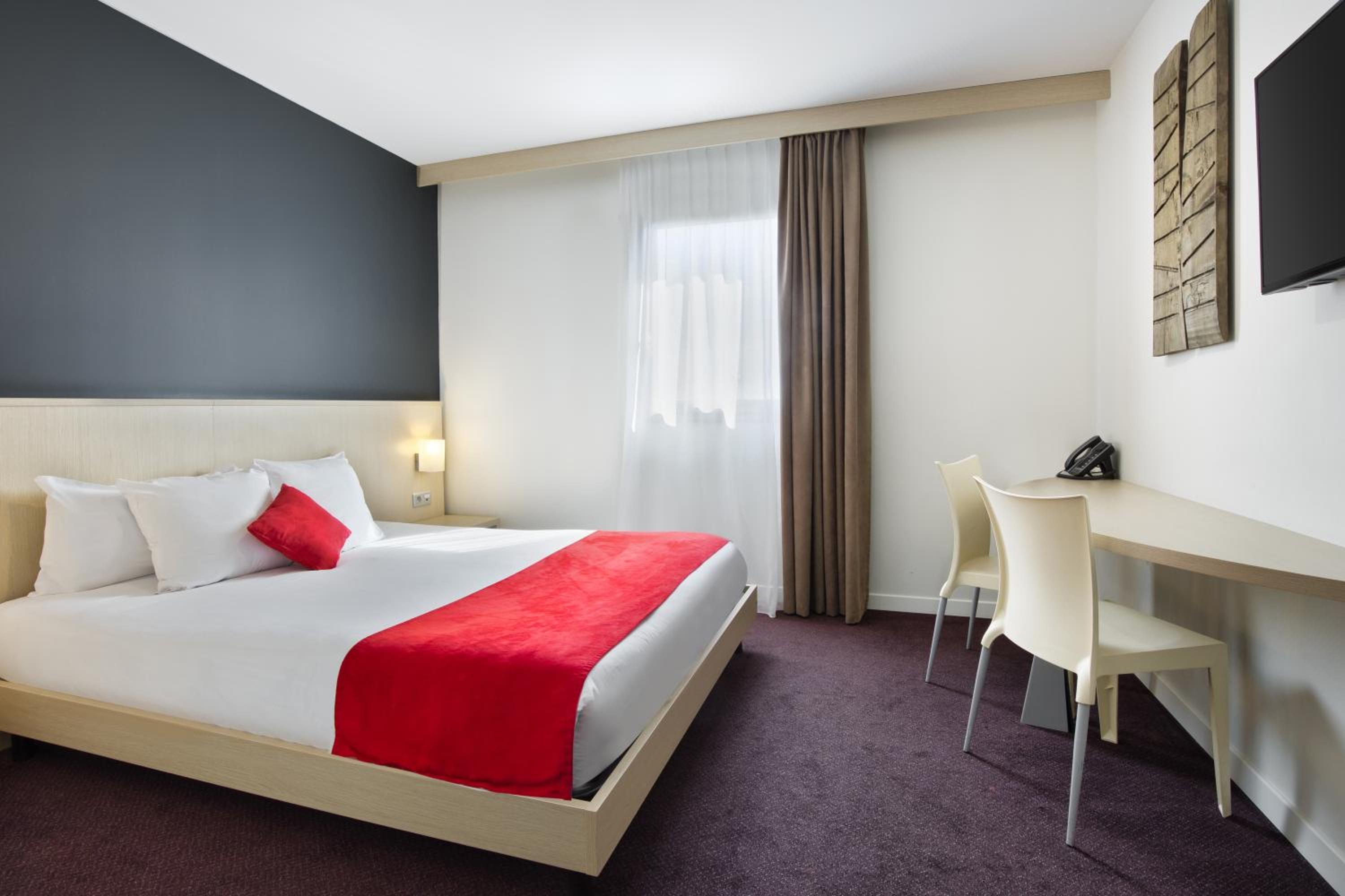Standard King Room - Photo 4