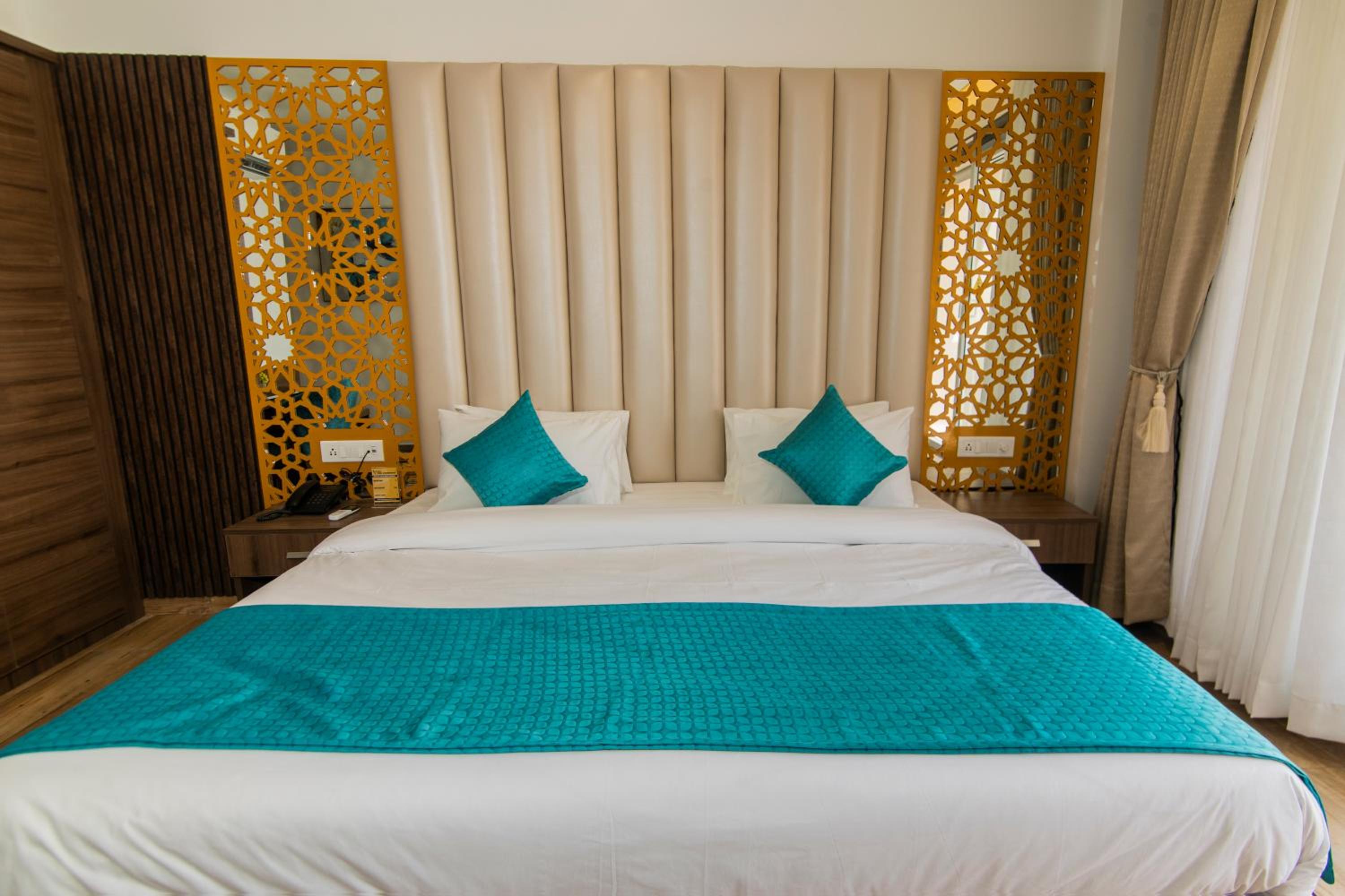 Deluxe Double or Twin Room with Mountain View - Photo 10
