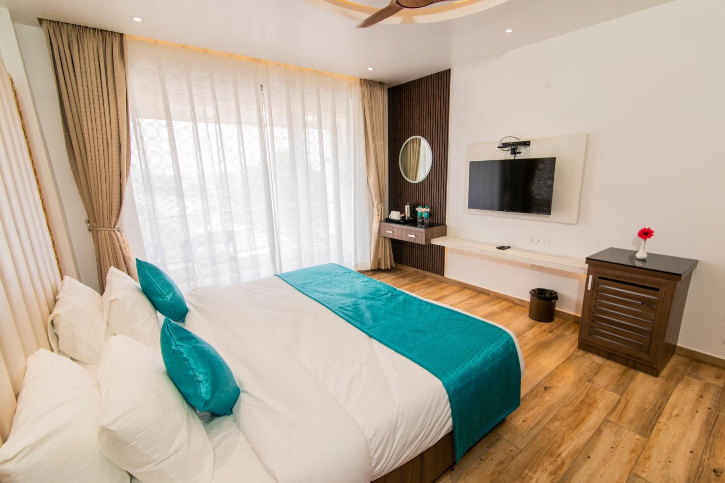 Deluxe Double or Twin Room with Mountain View - Photo 11
