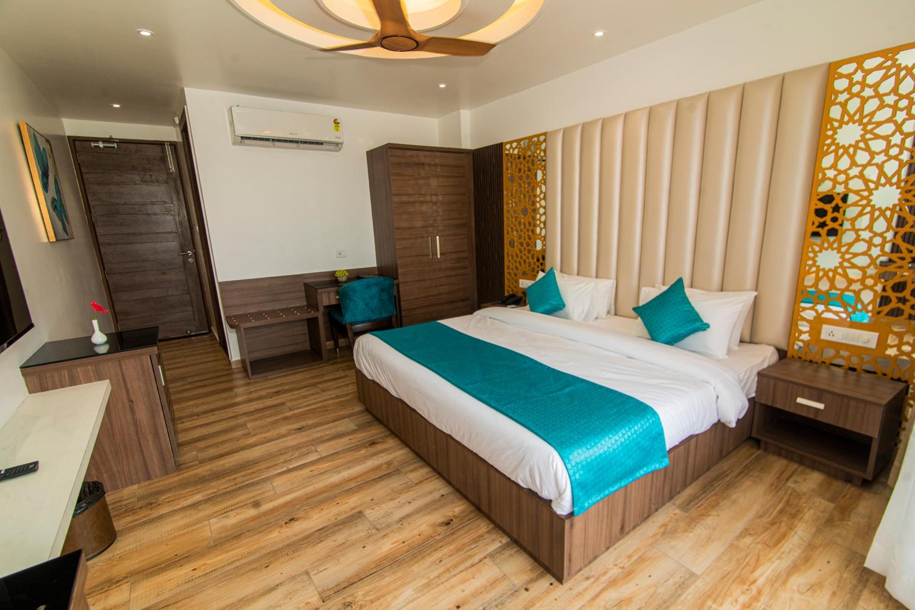 Deluxe Double or Twin Room with Mountain View - Photo 14