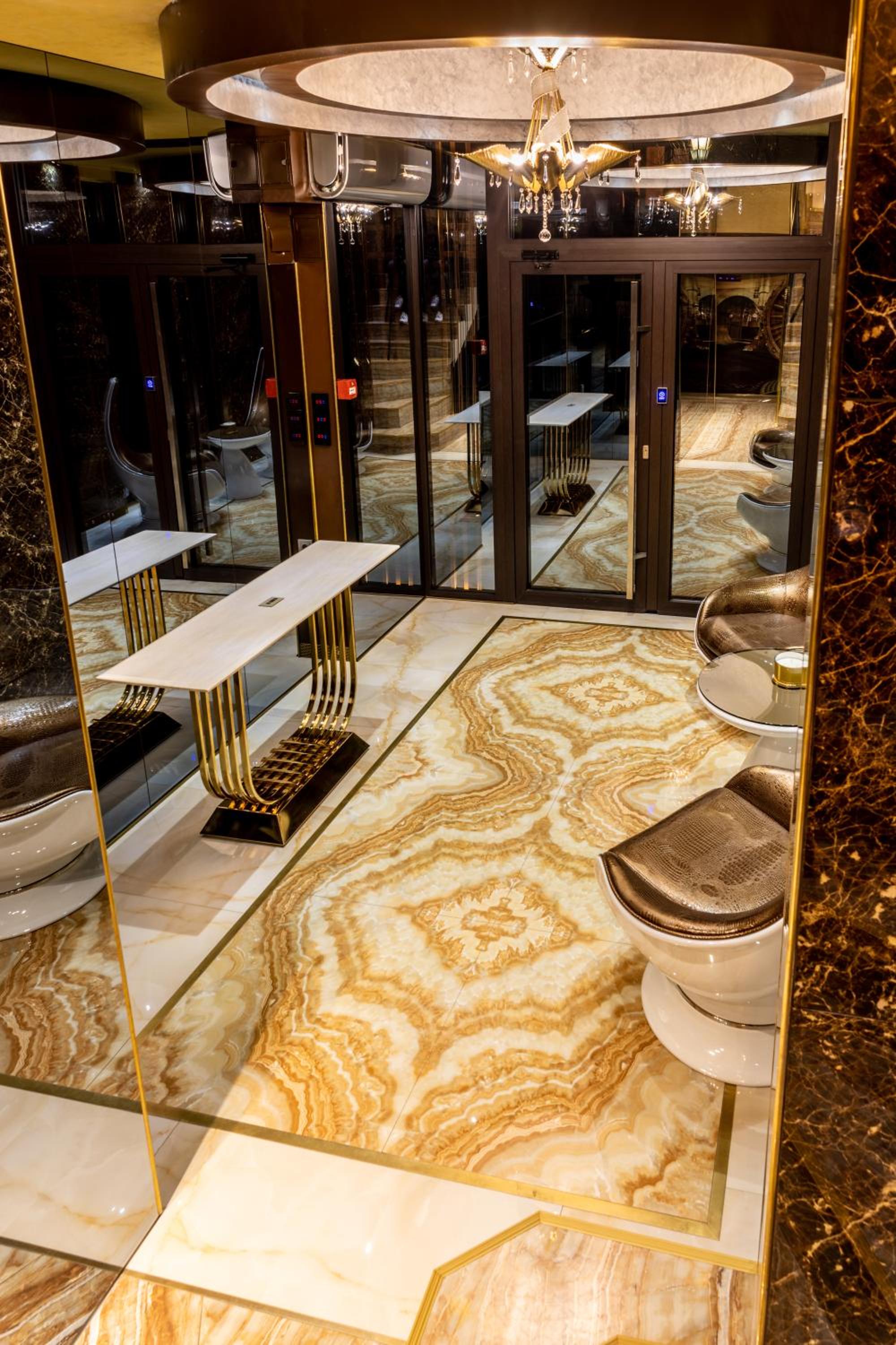Deluxe King Room - Photo 8