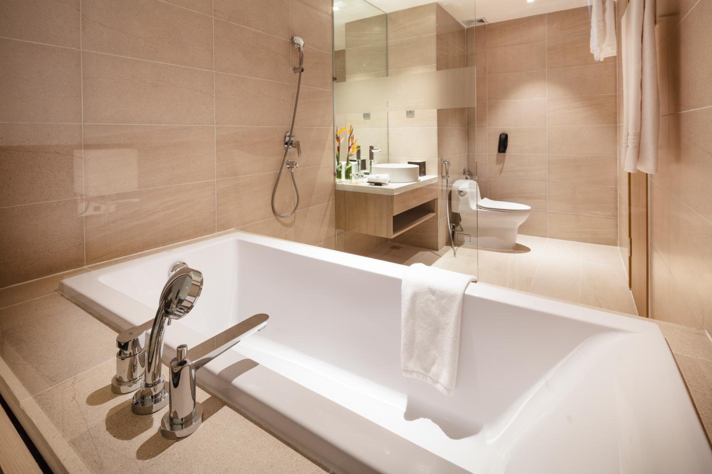 Executive Suite City View - Photo 2