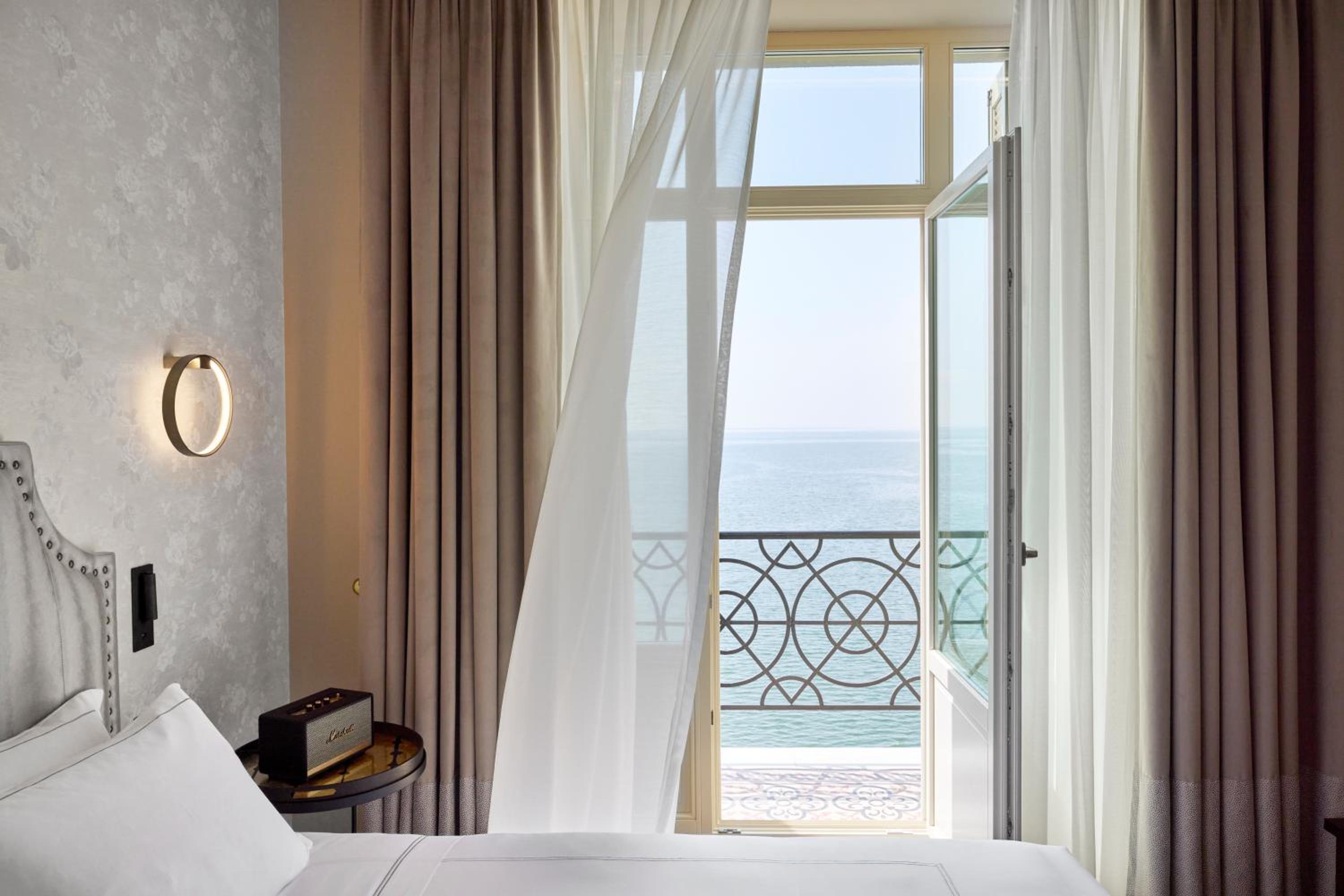 Junior Suite Sea Front with Balcony - Photo 2